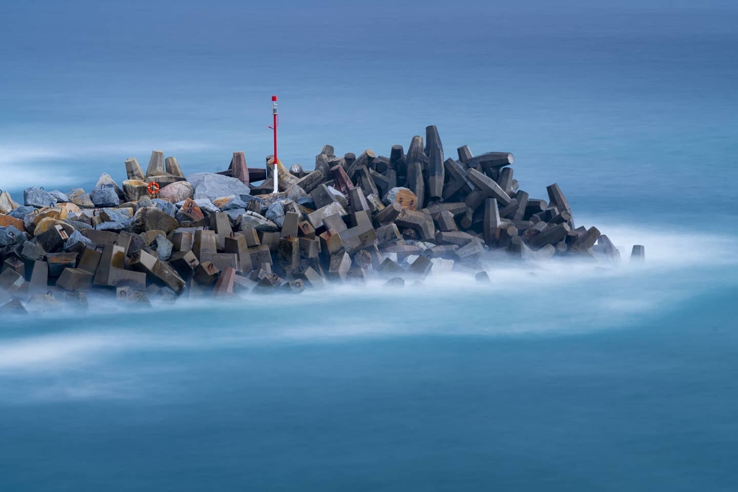 One from my recent road trip to New South Wales in Feb. This is a long exposure shot of Wagonga Head in Narooma where boats cleverly work with the swell to enter and exit into the Wagonga Inlet. Photographed using my @sonyalpha.anz A7R IV and Sony FE