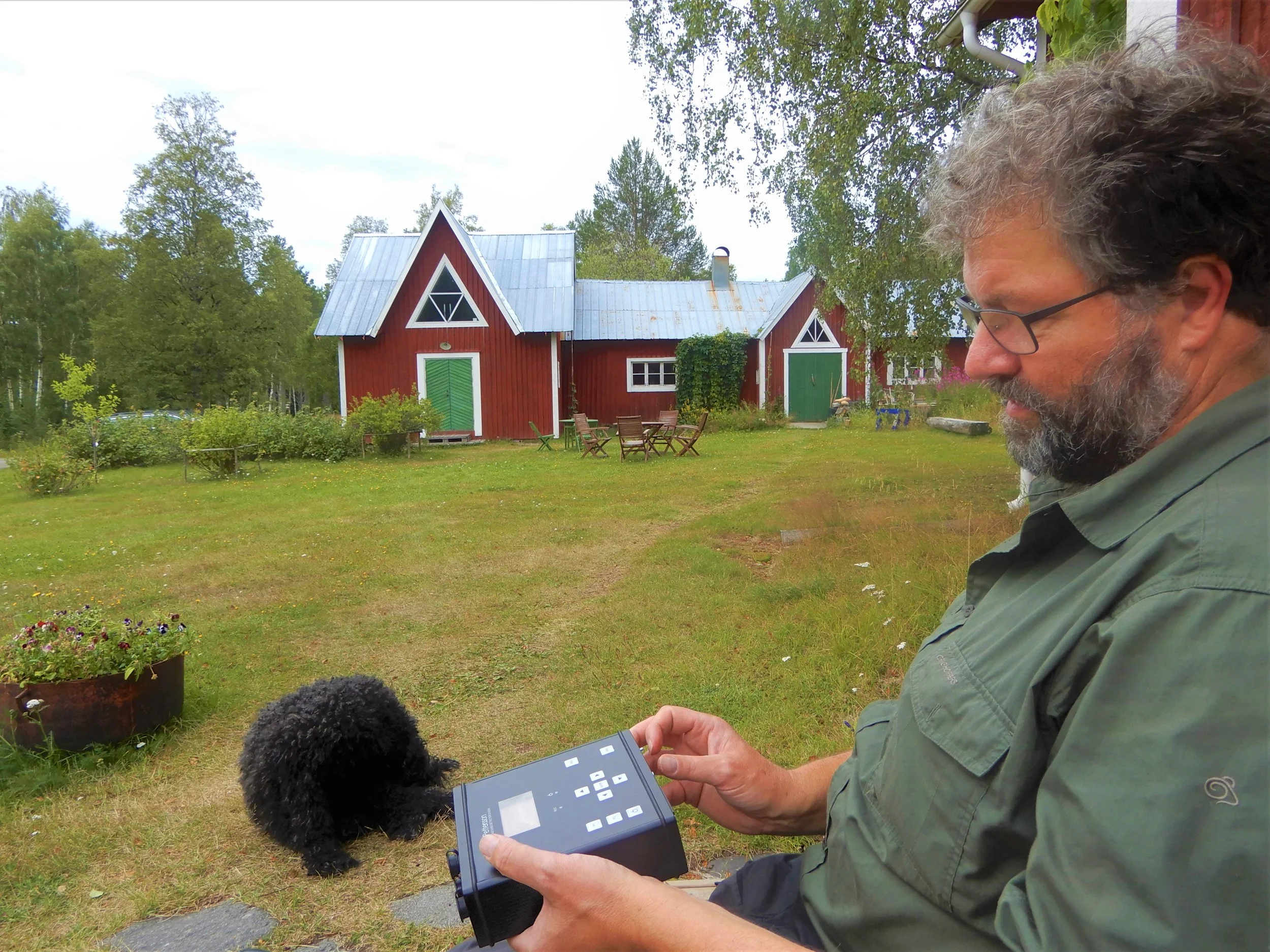 6. MichaelSchneider med fladdermusdetektor.JPG