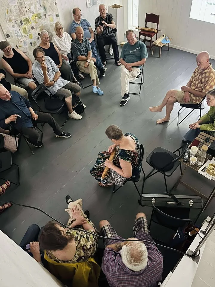 Rittva spelar kantele 2025.jpg
