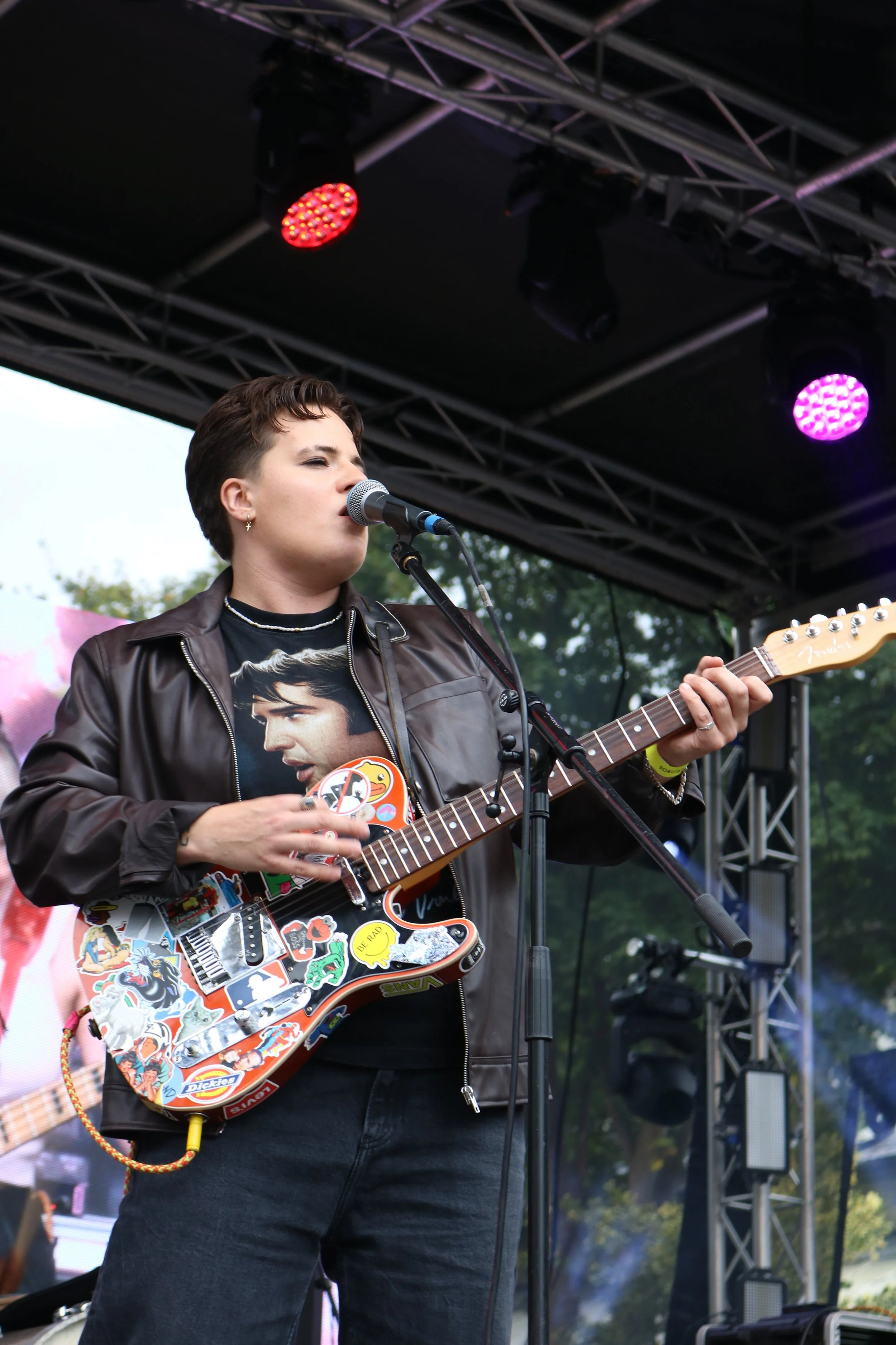 Girlband by Lee Thomas