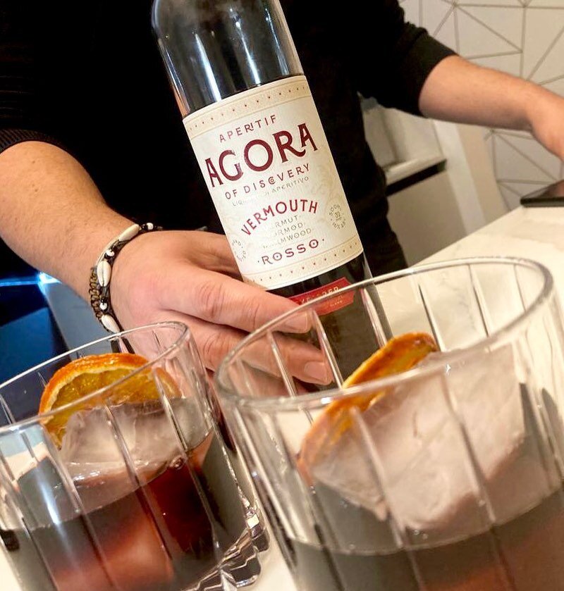 Agora Vermouth on ice 🧊 with a slice is what we&rsquo;re thinking. The traditional and best way to enjoy vermouth 😋

Hora del Vermut. 
Vermouth time.

#vermouthtime #vermut #vermouth #vermouthlovers #englishvermouth #horadelvermut #aperitivos #aper