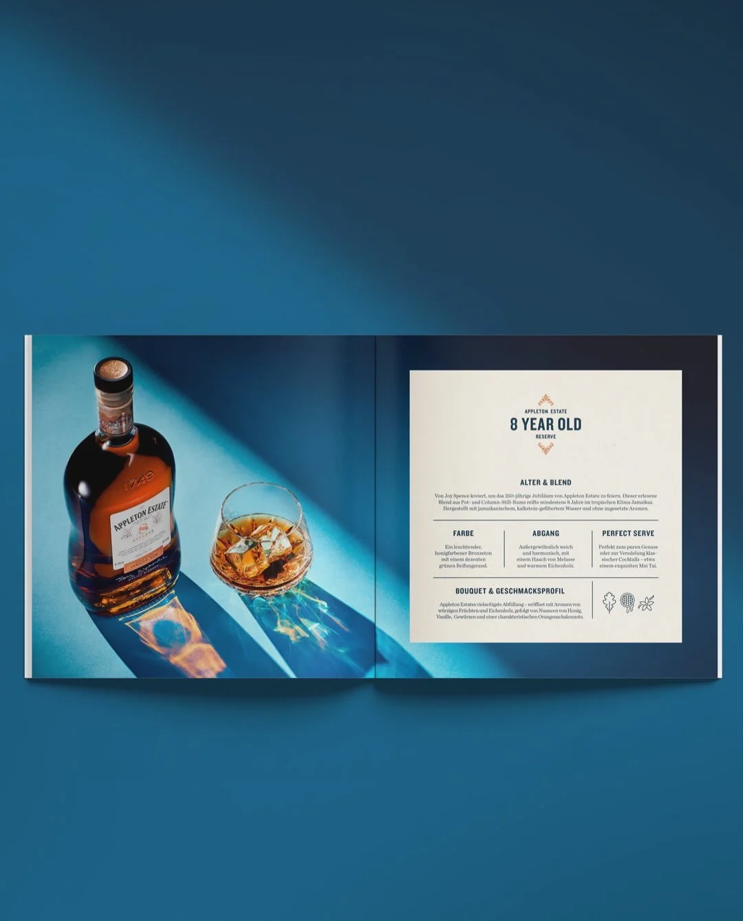 I always loved jobs for food and beverages. 🥃✨
For Appleton Estate, a complete set of materials was created for a rum tasting experience.
A booklet covering rum, its origins, traditions and recipes, an invitation for the tasting and a custom tasting
