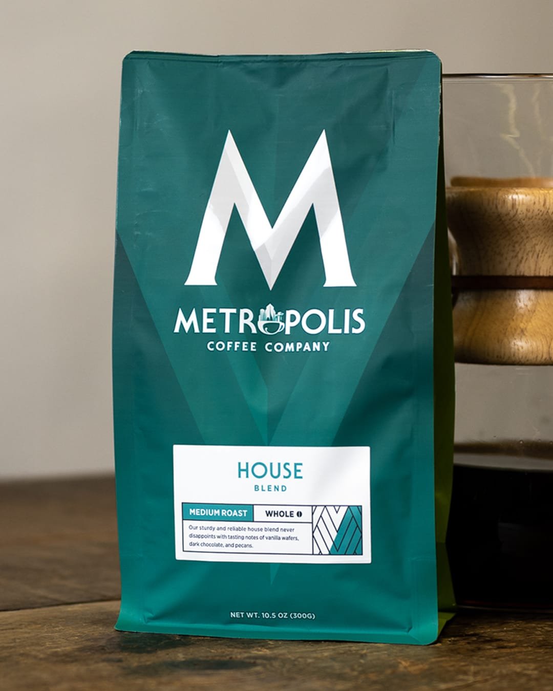 𝗣𝗮𝗰𝗸𝗮𝗴𝗶𝗻𝗴 𝗶𝘀 𝘆𝗼𝘂𝗿 𝗯𝗿𝗮𝗻𝗱&rsquo;𝘀 𝗵𝗮𝗻𝗱𝘀𝗵𝗮𝗸𝗲. 𝗜𝘁 𝗵𝗮𝘀 𝘁𝗼 𝘀𝗮𝘆 𝘀𝗼𝗺𝗲𝘁𝗵𝗶𝗻𝗴 𝗶𝗻 𝘀𝗲𝗰𝗼𝗻𝗱𝘀.

For Metropolis, we crafted a packaging system that communicates their legacy, values, and premium quality at fir