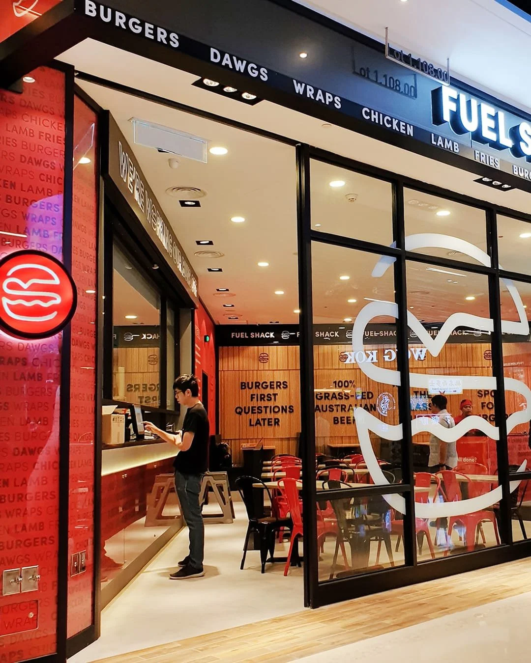 No matter your industry: businesses want customer loyalty and customers want consistency. How can your branding bridge the gap?
 
 
Consider an experience that unifies every touchpoint - menus, packaging, interiors, and digital storytelling -  and el