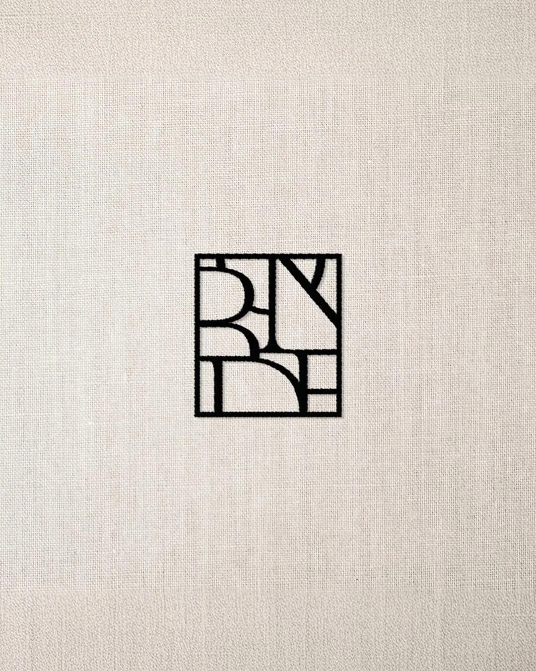 Strong brands don&rsquo;t just 𝘴𝘩𝘰𝘸 𝘶𝘱 &mdash; they 𝘴𝘵𝘢𝘯𝘥 𝘧𝘰𝘳 𝘴𝘰𝘮𝘦𝘵𝘩𝘪𝘯𝘨.
 
 
@joinbonde stands for connection, confidence, and women opening doors for each other. From strategy and naming to voice and visuals, every part of the