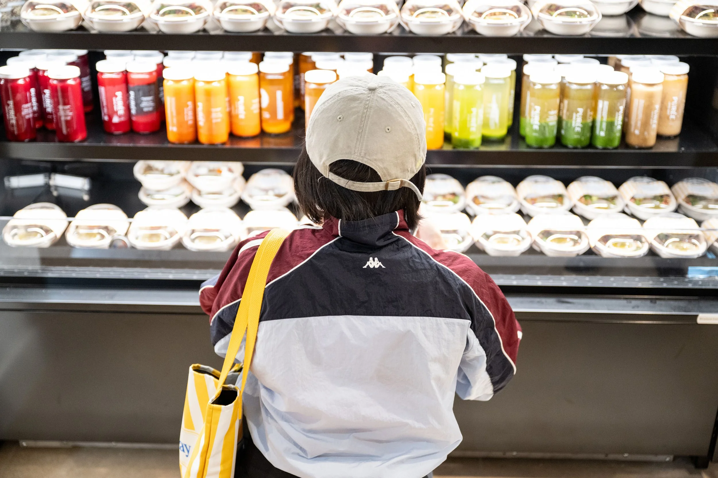 puree-juice-bar-georgetown-opening-guest-browsing-grab-and-go-case-127.jpg