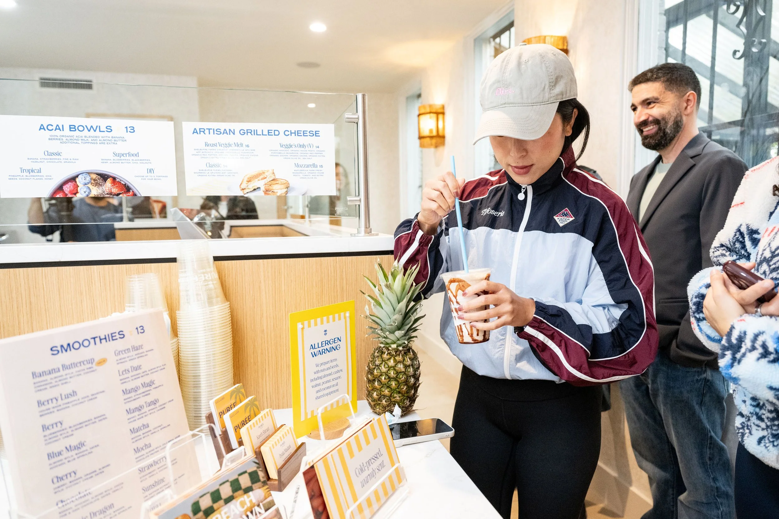 puree-juice-bar-georgetown-opening-guest-ordering-at-counter-102.jpg