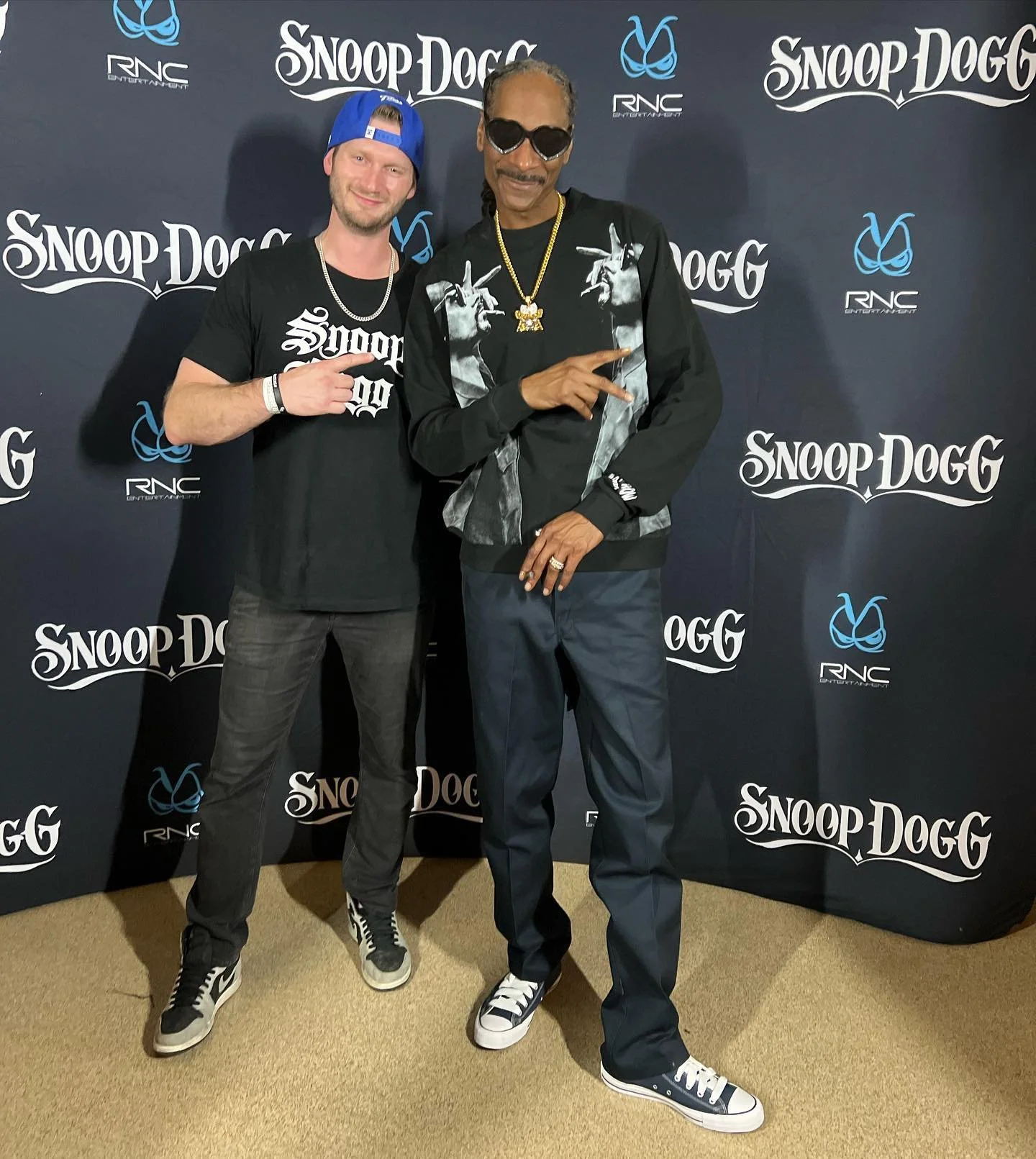 Since @33inkco has been working with @snoopdogg all I have been asked is&hellip;&rdquo;Have you met Snoop?&rdquo;

Well it finally happened. After printing a ton of merch on the fly, driving a 26&rsquo; box truck from Dallas to Chicago and working at
