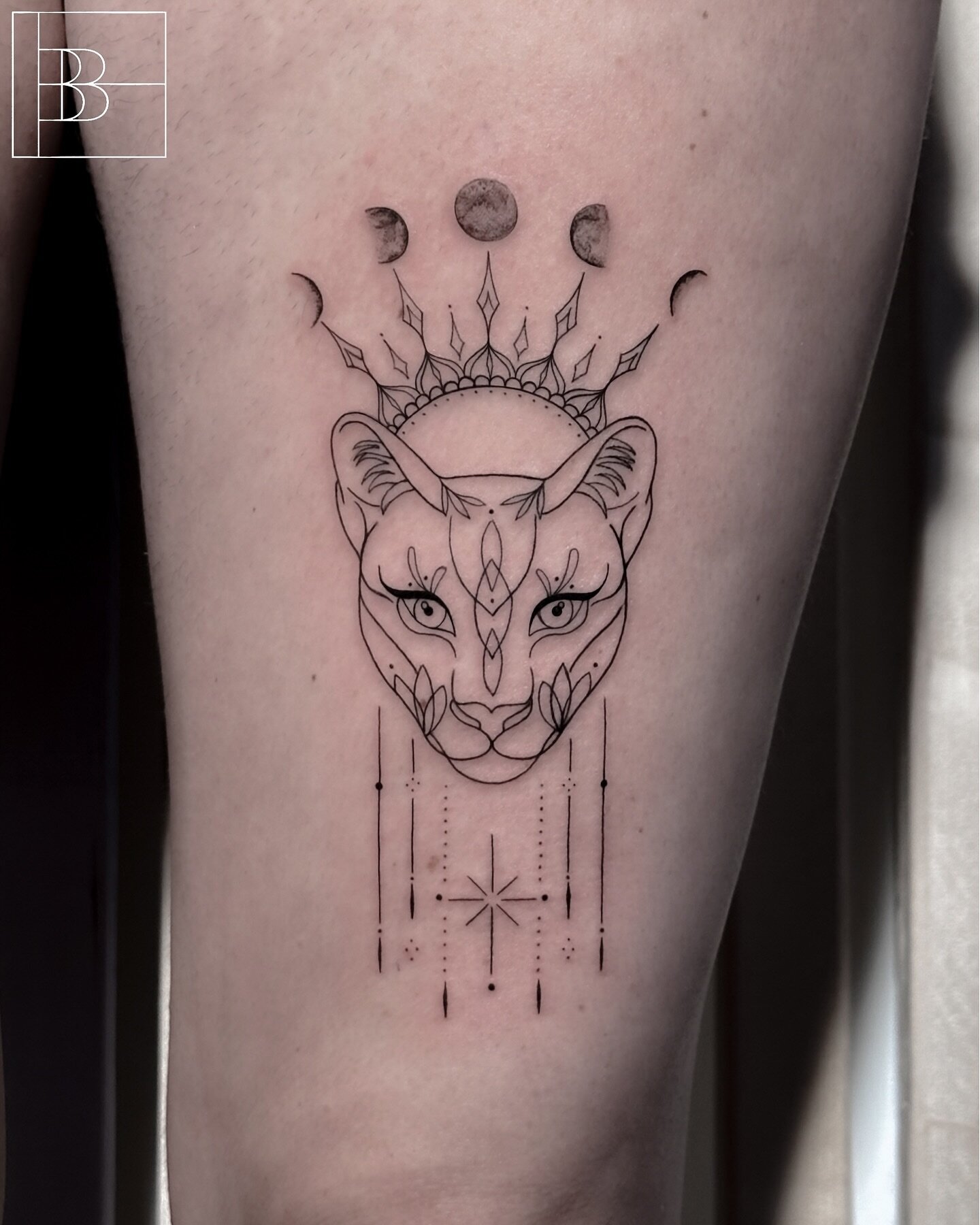For Malia!🖤 Guided by moonlight, crowned in cosmic power. 🌒✨

&bull;

#LunarLioness #lionesstattoo
#finelinetattoo #cosmic #vegantattoo #lunartattoo #tattooinspiration #tattoolosangeles #womentattooartist