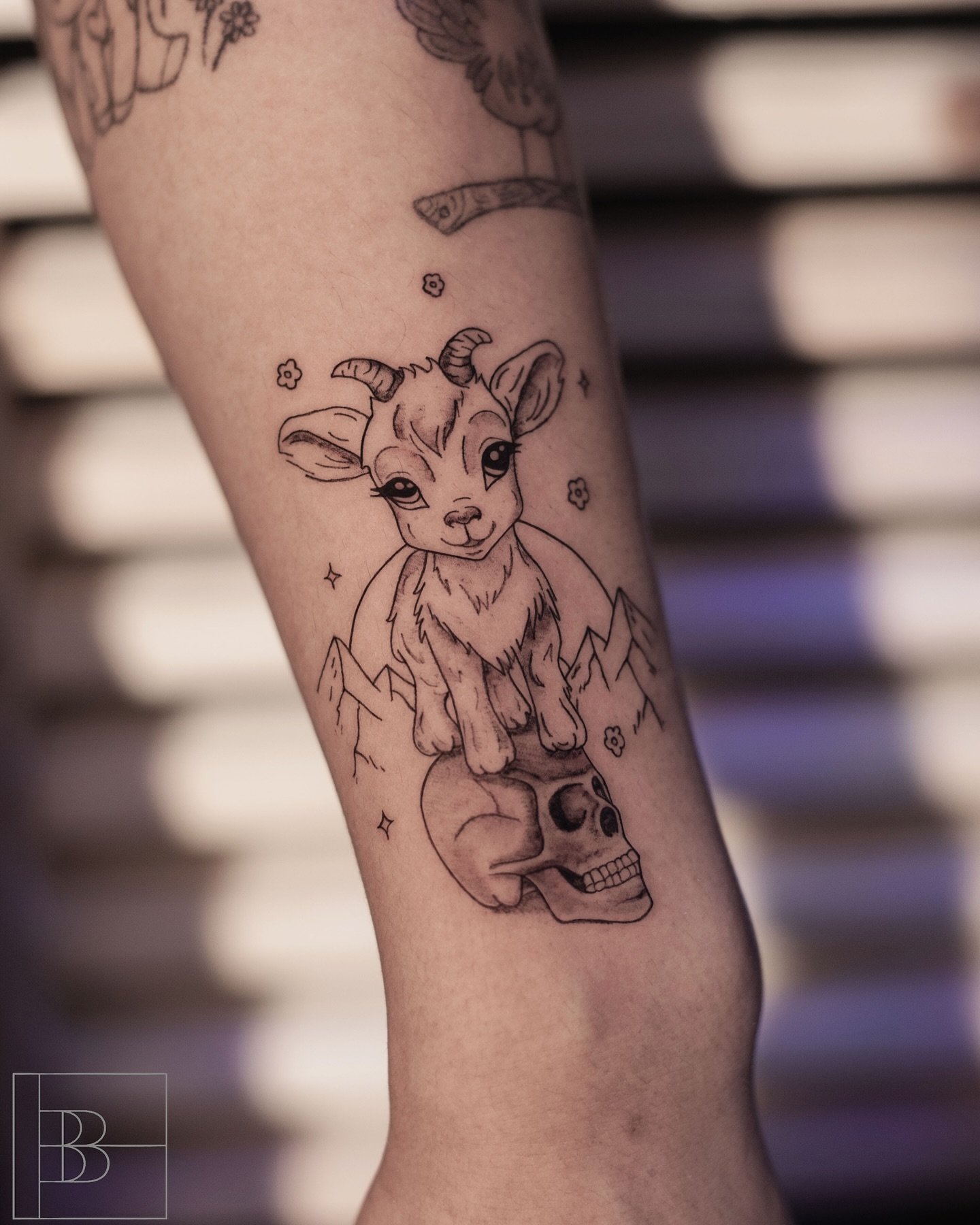 For Dericia! 🐐💀🖤 Creating art that&rsquo;s as unique as my vegan client&rsquo;s taste! 🌱 

&bull;

#finelinetattoo #tattoo #fineline #tattoos #ink #tattooartist #inked #blackwork #tattooart #tattooideas #losangelestattoo #tattooed #linework #blac