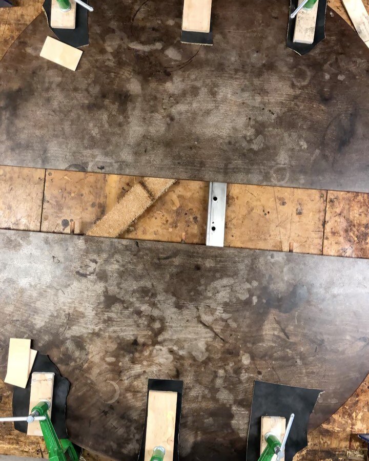 Re-gluing an edge joint on a mahogany table top. Next week re-finishing. #restoration #furniturerestoration #mahogany #tabletop