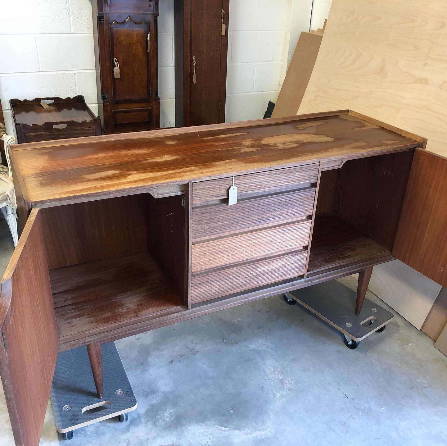 Cracking on with a mid century sideboard for the guys @absolutelynicevintage during this hot weather! #sweatbox #midcentury #teak#furniturerestoration