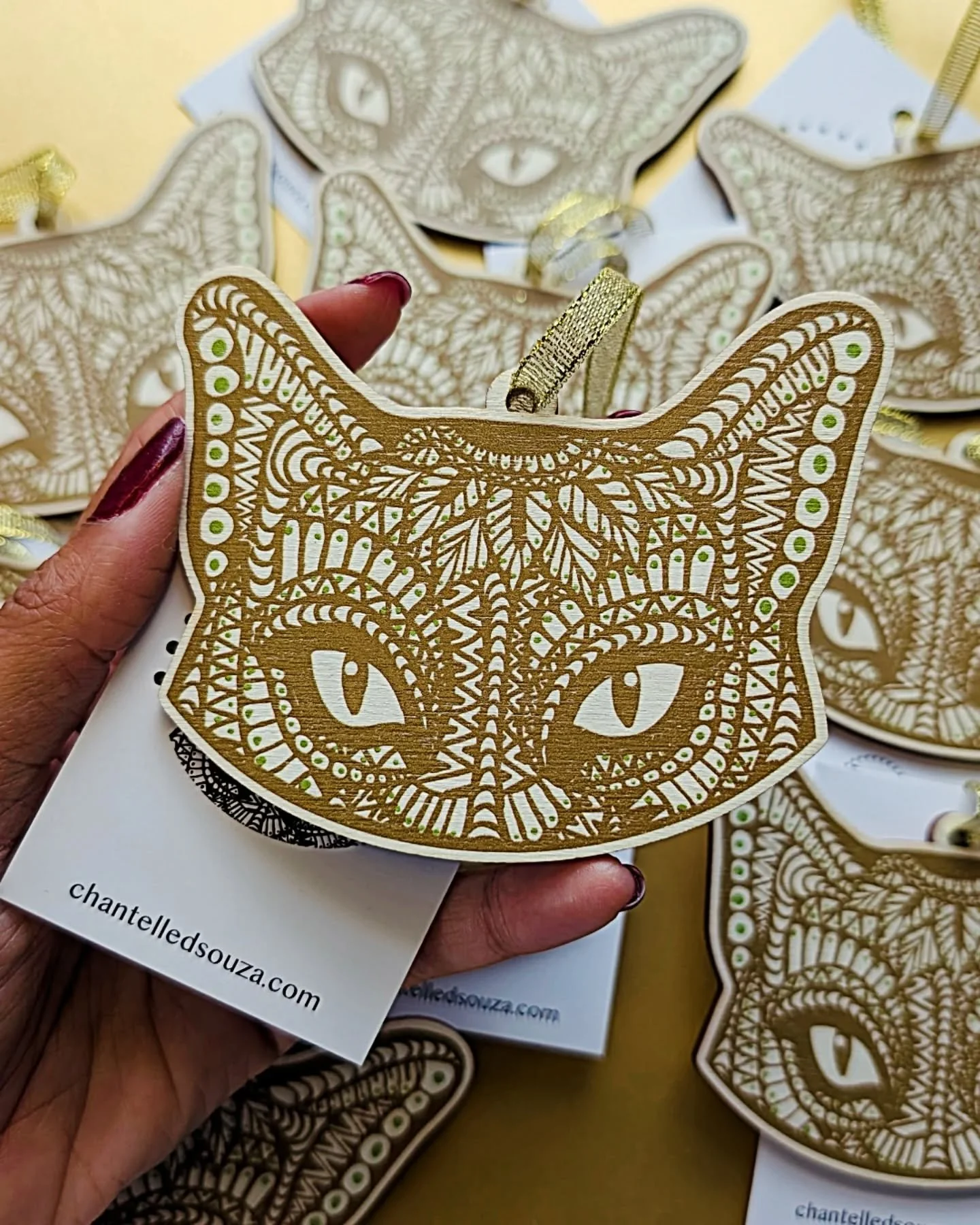 Have you entered our totally catmas giveaway yet? Still so excited to have teamed up with Croydon artist and creator @chantelledsouza to give away these beautiful cat design hanging ornaments. Purrfect for your Christmas tree, or for anywhere really 
