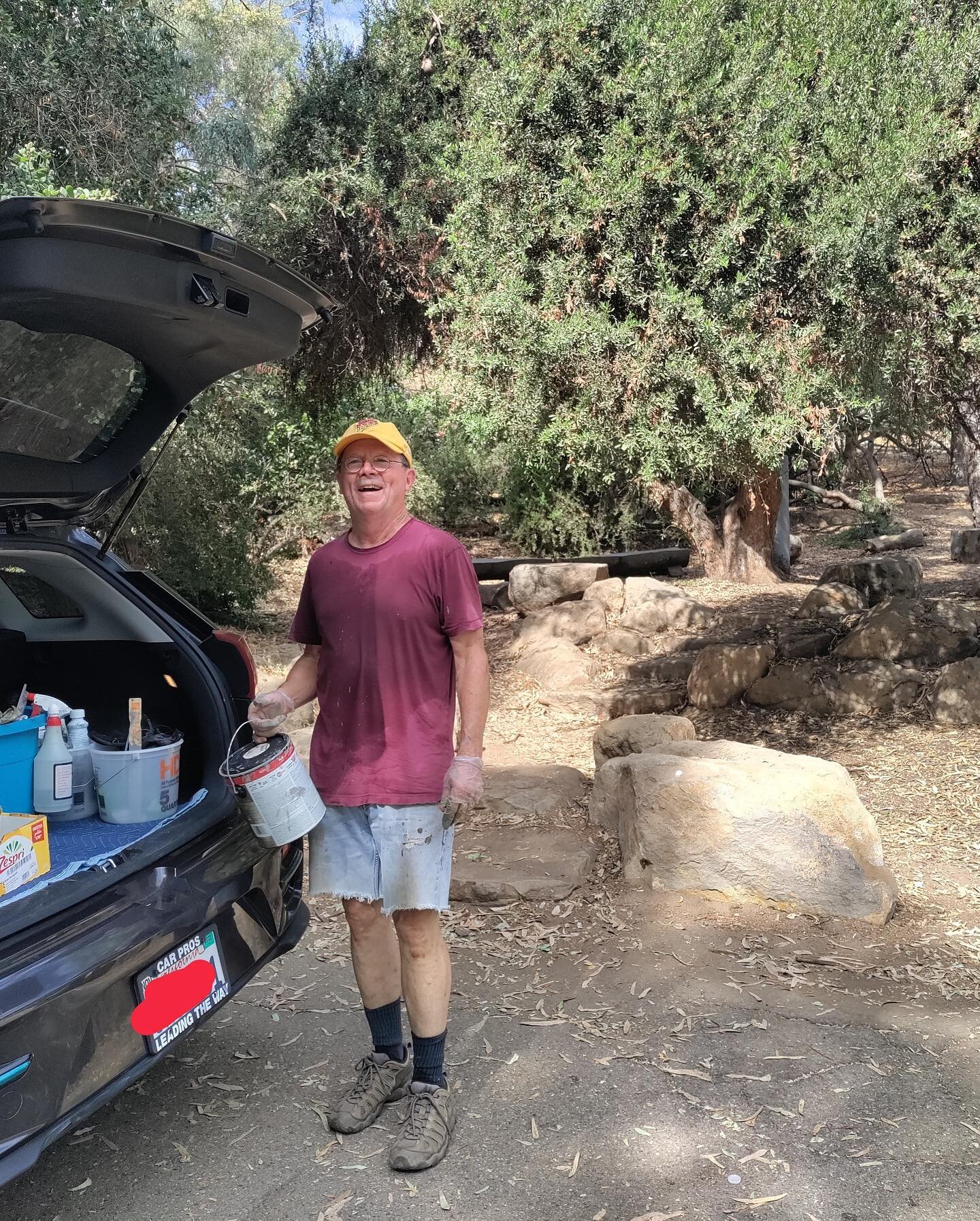 This morning, a few of our committee members helped clean up trash, prune weeds, and do graffiti abatement at the @nela_forest_school before their semester starts next week.🌿🍂🪴Swipe for some before and afters!
.
.
.
.
.
#elysianpark #losangeles #p