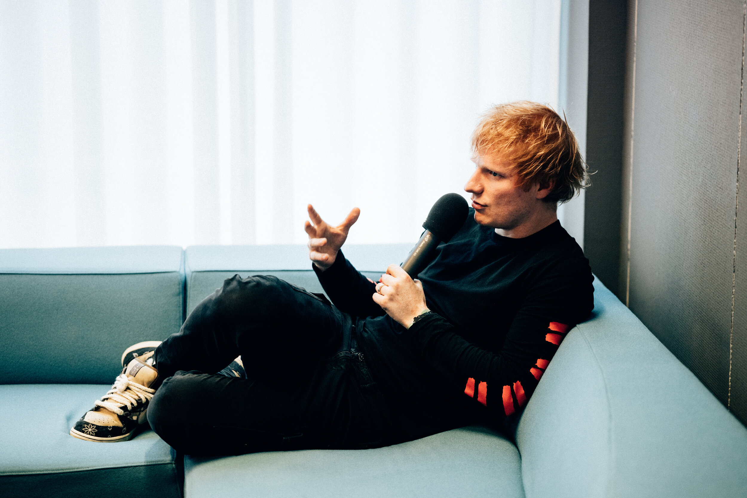 2021-10-04 - Ed Sheeran Showcase - 10. Ed Sheeran - Popcast Stijn Van de Voorde @ Vrt (Brussel) - 008.jpg