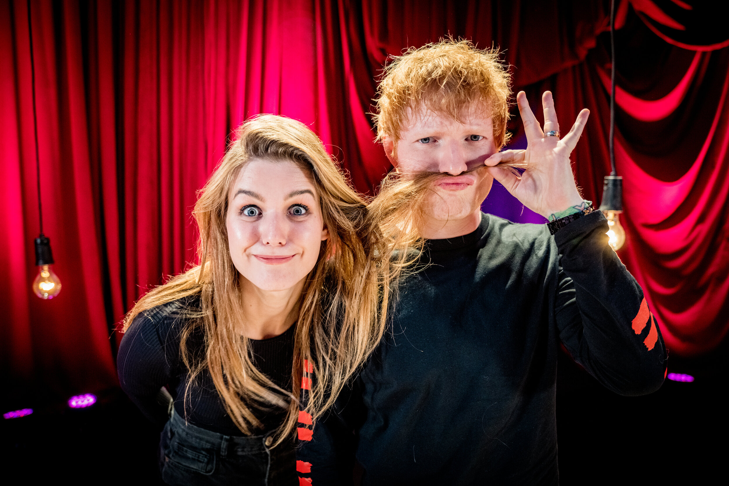 2021-10-04 - Showcase Ed Sheeran - Ed Sheeran op de foto met Siska Schoeters, Thibault Christiaensen, Eva De Roo & Laura Govaerts @ Vrt (Brussel) - 005.jpg