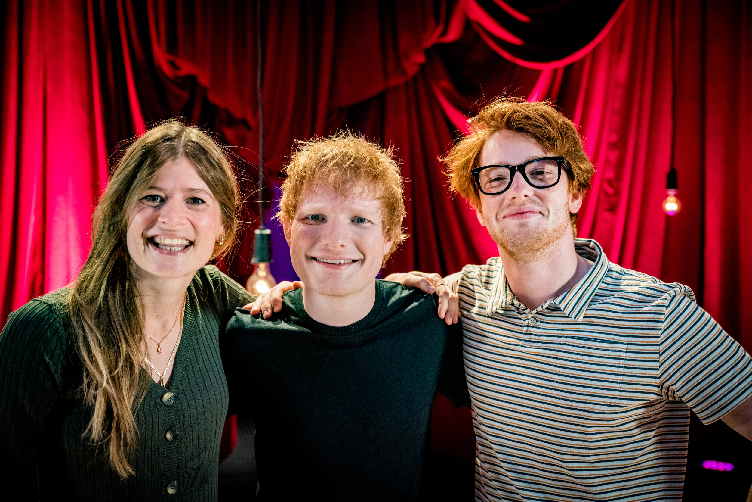 2021-10-04 - Showcase Ed Sheeran - Ed Sheeran op de foto met Siska Schoeters, Thibault Christiaensen, Eva De Roo & Laura Govaerts @ Vrt (Brussel) - 006.jpg