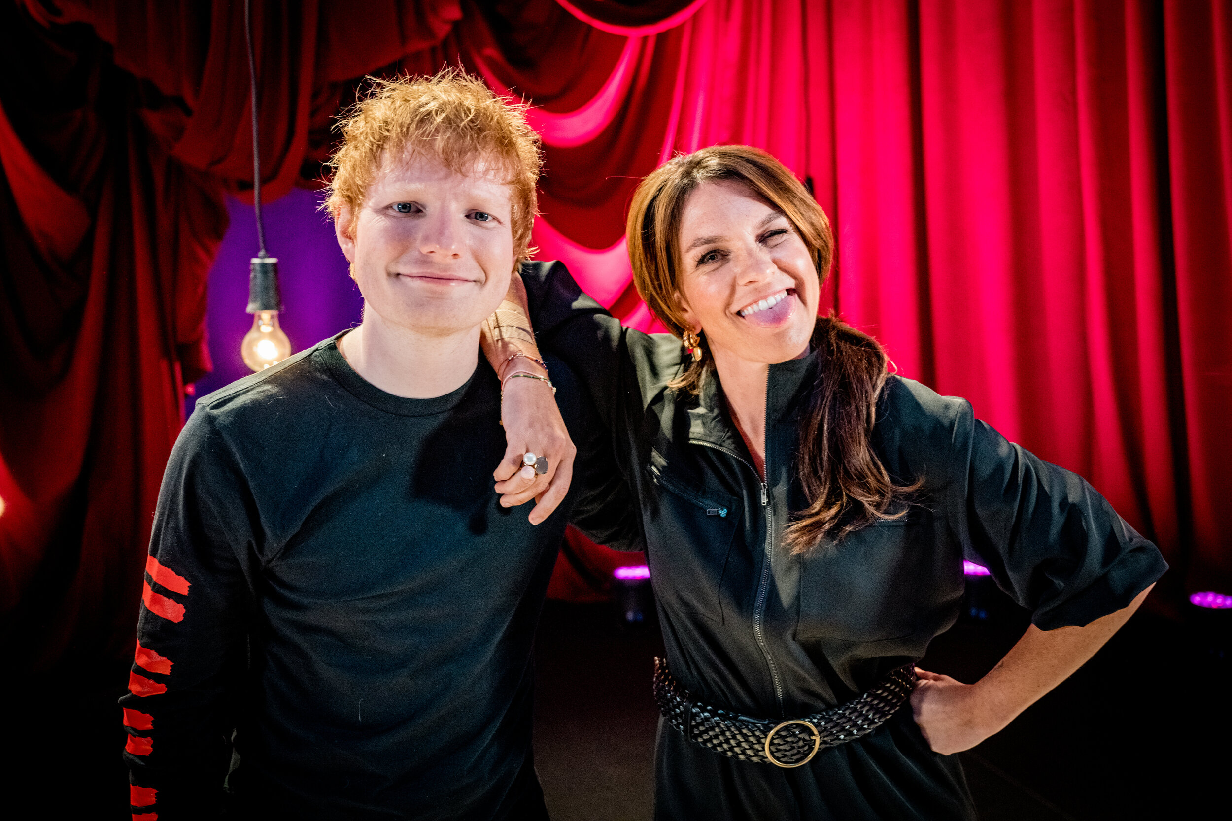 2021-10-04 - Showcase Ed Sheeran - Ed Sheeran op de foto met Siska Schoeters, Thibault Christiaensen, Eva De Roo & Laura Govaerts @ Vrt (Brussel) - 011.jpg