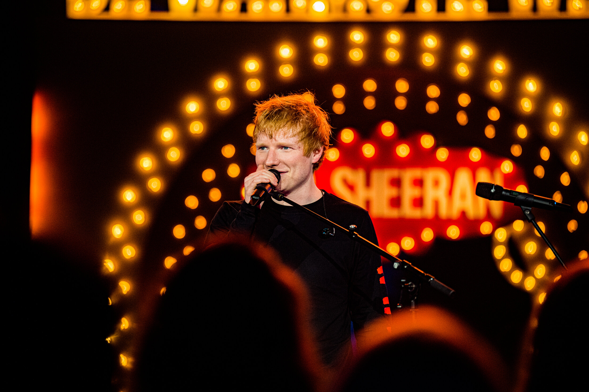 2021-10-04 - Showcase Ed Sheeran - Q&A @ Vrt (Brussel) - 004.jpg