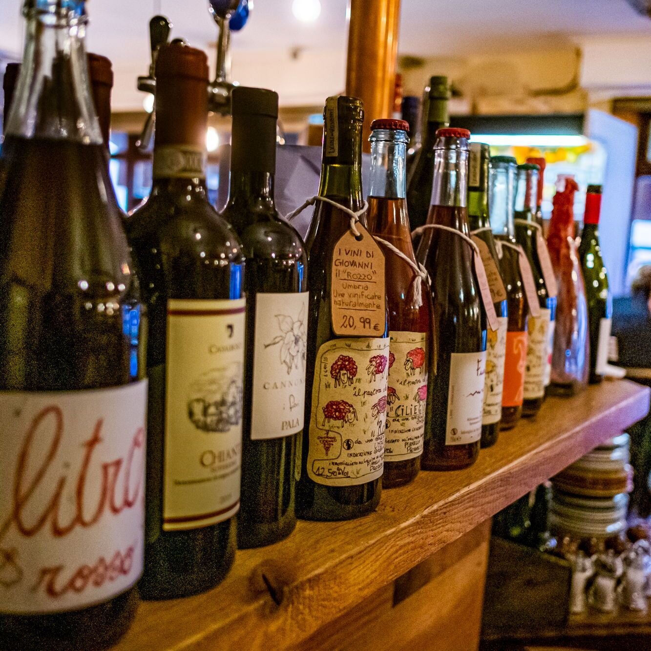 🍇 Wine tasting is an art that allows us to explore Italy with every sip. 
Join us to discover the notes and bouquets of our carefully selected 150 Italian wines. 

Reserve a table and get ready to raise the glass! 🇮🇹🍷 

#WineTasting #ExploreTheFl