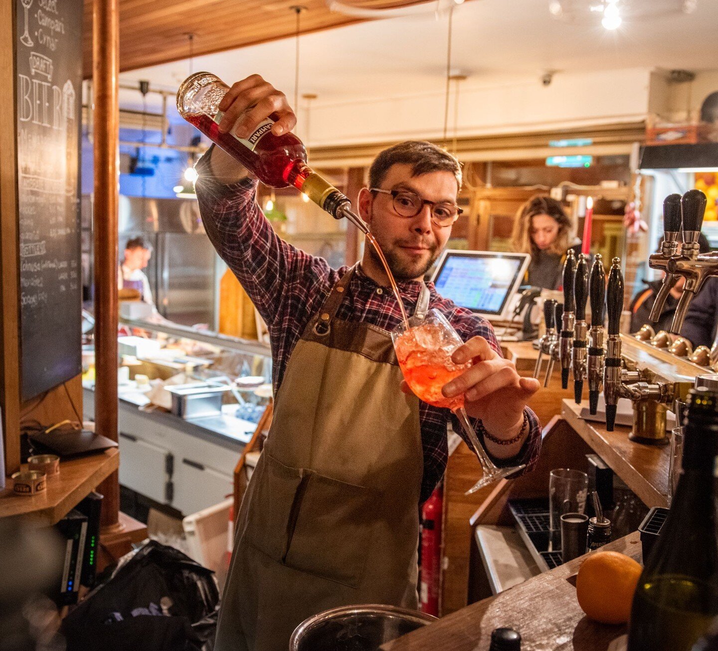 Here we can see our Mario doing stunts while preparing Campari Spritz ! 😍🤙🏻

Do you like our Aperol and Campari Spritz ? 😍