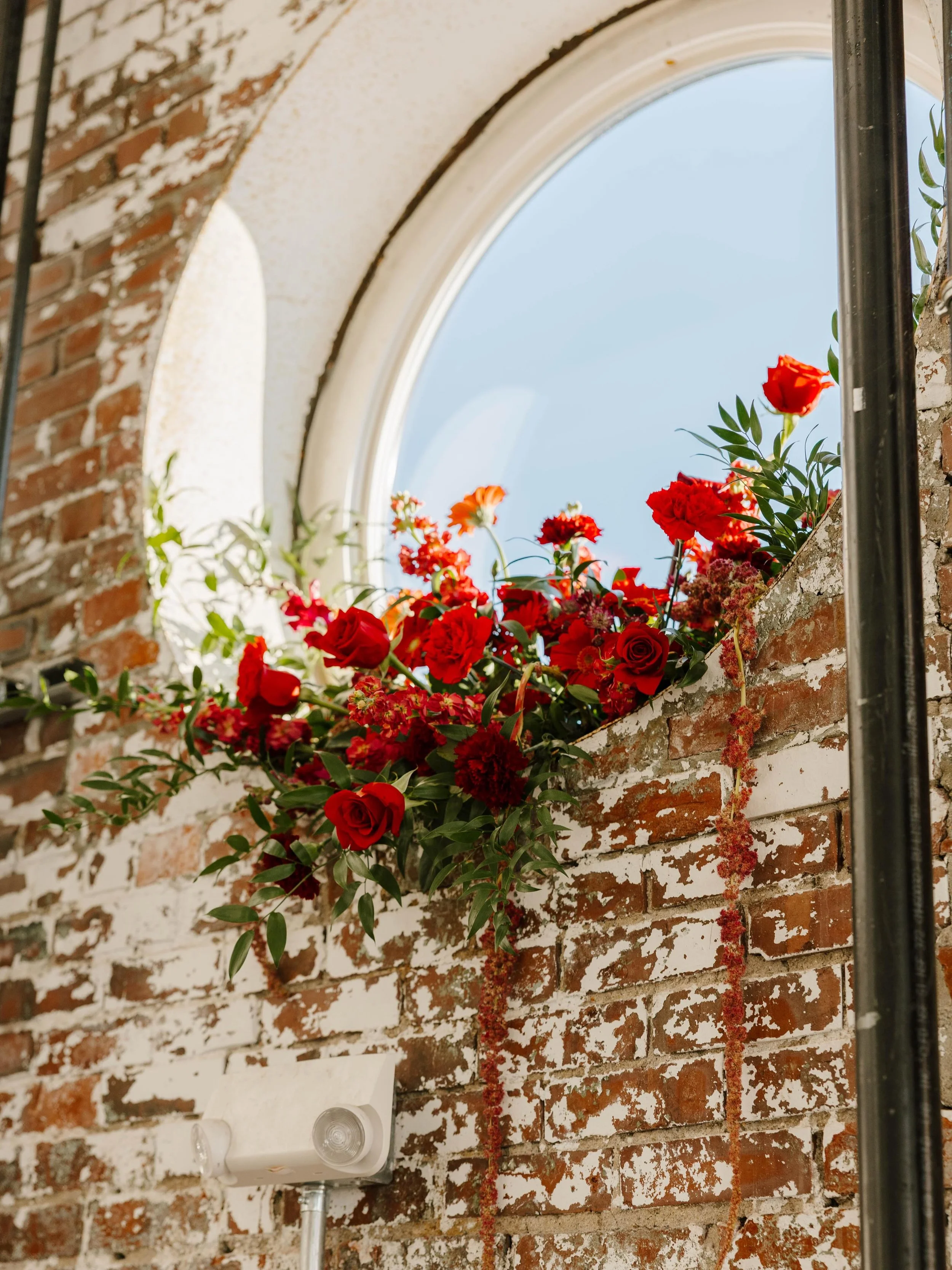 A floral moment where you least expect it. ❤️🌹

Venue: @eventsatthompsonspoint
Photography: @claytaylorphoto
Florist: @cmskerrittdesigns

#maine #industrialwedding #portlandmaine #floraldesign #flower