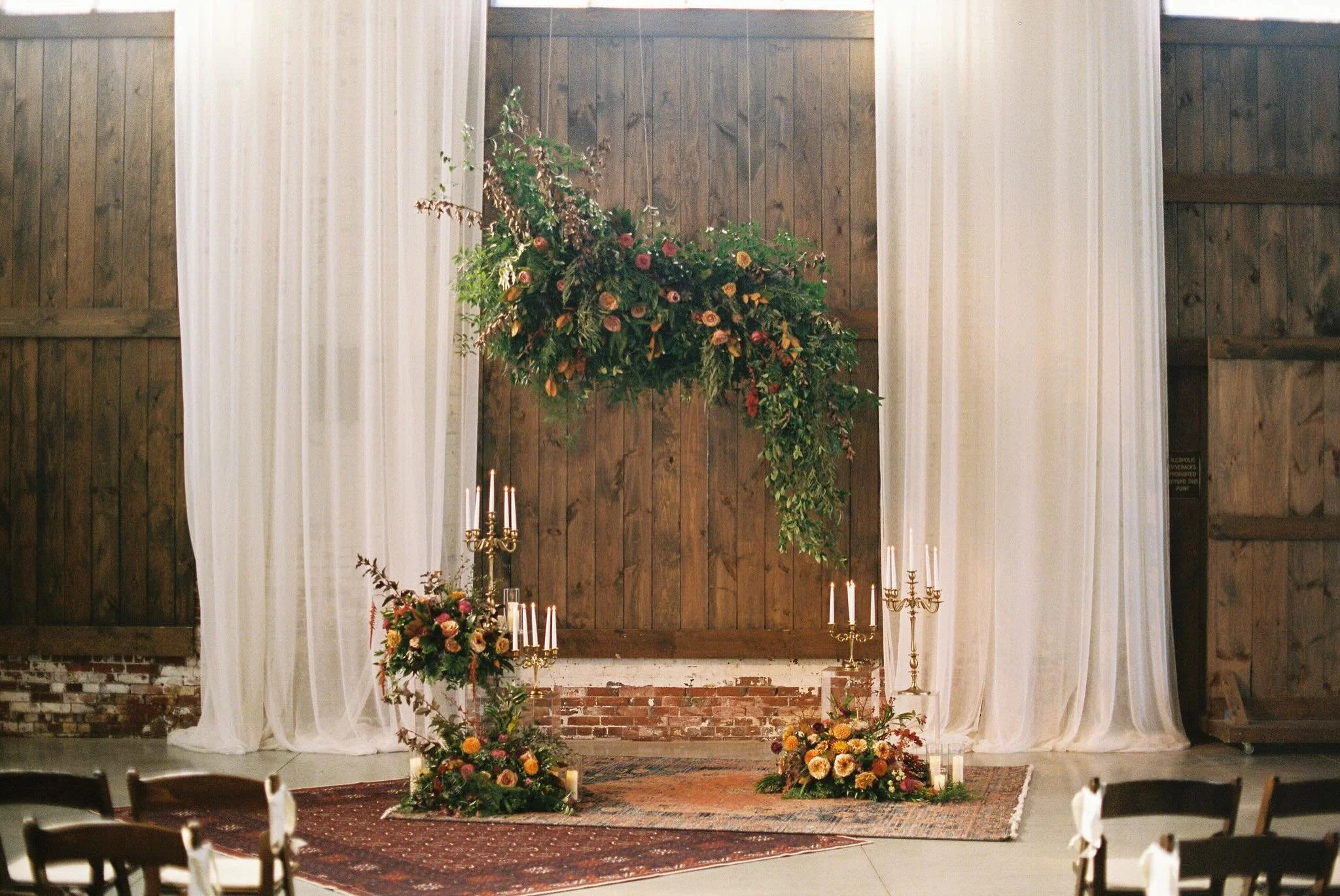 Asymmetrical goodness. 🌹

Venue: Brick South at @eventsatthompsonspoint 
Catering, Planning &amp; Coordination: @blacktiecateringandevents 
Floral: @minkaflowers 
Draping and Lighting: @griffingriffinlighting 
Photography: @ninaweinsteinphotography 