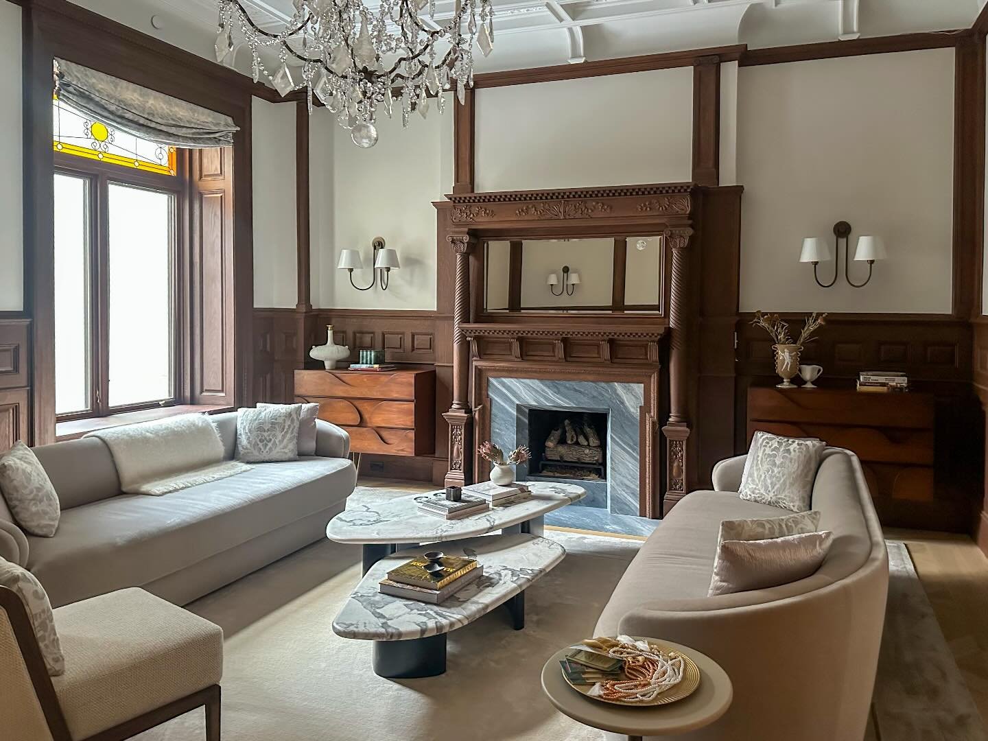 The sitting room in our Upper West Side townhouse is a masterclass in preservation. The original plaster ceiling, oak paneling, and oak mantle were preserved and restored to near perfection by @ig_improvements. Around them, new flooring, new finishes