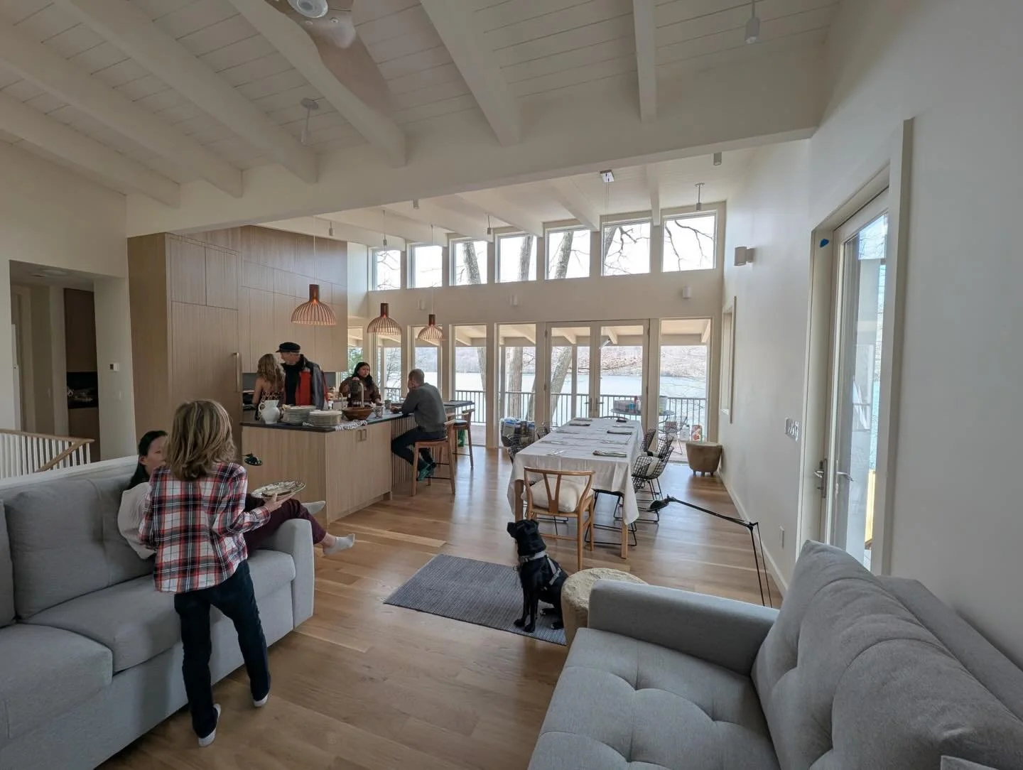 There's nothing quite like seeing families unite in the spaces we've designed for them. This stunning lakefront home was the perfect setting for a joyful reunion this fall.
#lakehouse #vacationhome