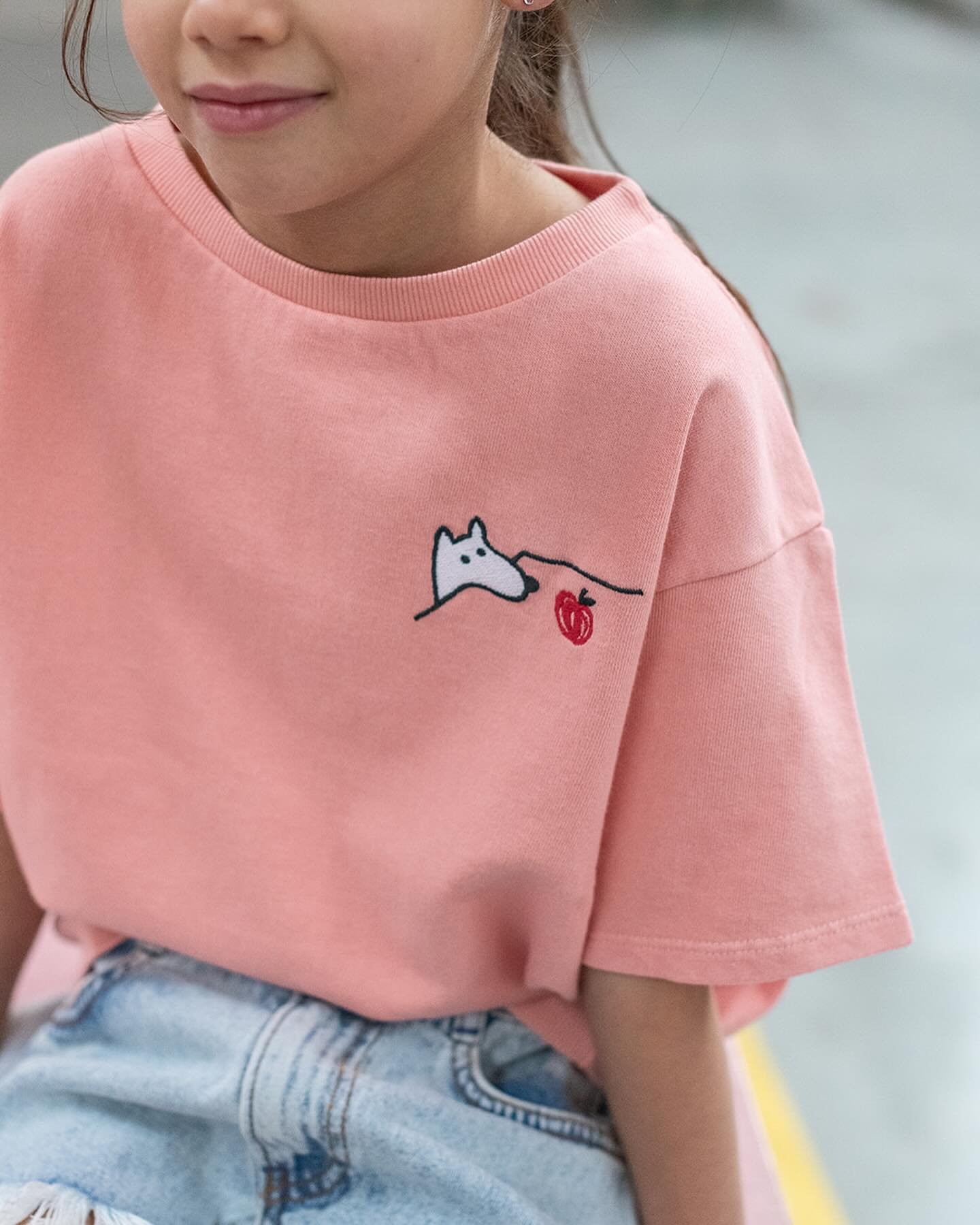 My heart melts for cute prints &amp; breezy fabrics 🌴💞 sniff sniff pink t-shirt by @weekendhouse_kids x printed palmtree shirt by @_playup_ 

#ottotiptotto #ottoilbassottostore #weekendhousekids #playup #kidsfashion #kidsstore #ss24 #lievegem