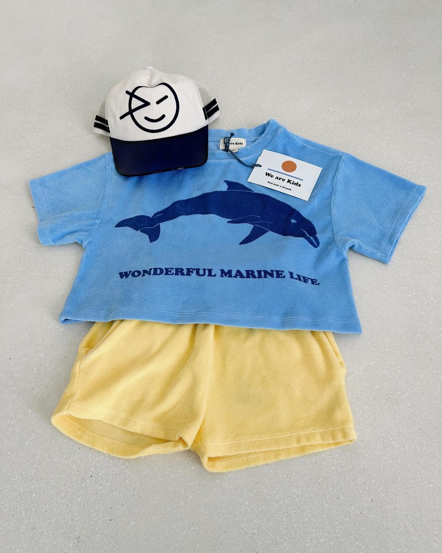 Definitely one of our favourite looks of this season 🐬💛 @wearekids_kids @wynkenkids 

Last sizes of this terry dolphin shirt &amp; yellow short so be quick if you like this look as much as we do 😎

#ottotiptotto #ottoilbassottostore #kidsfashion #
