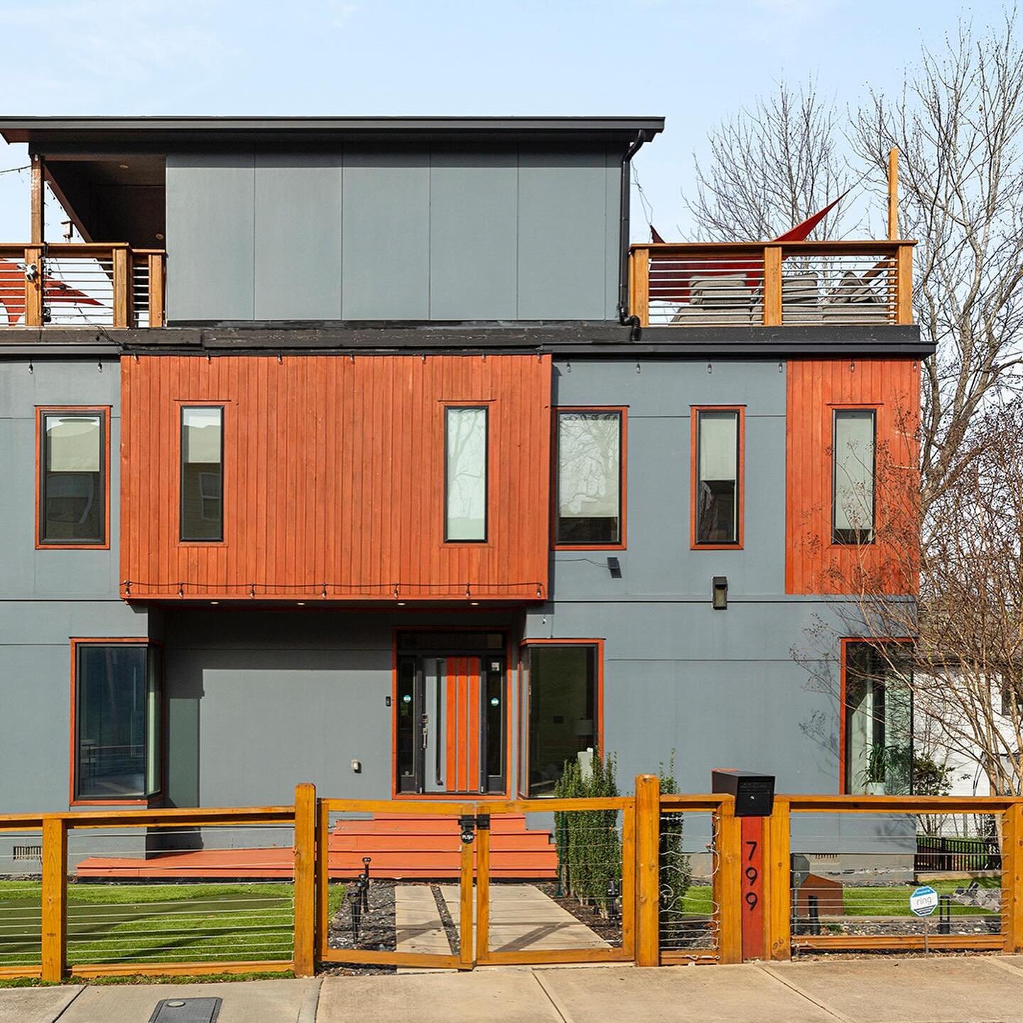 Looking for a unique property 🏡 like any other?! We just listed this modern 4 🛌 in prime #summerhillatl. Shou Sugi Ban siding, Jesco Architecture, #herringboneflooring, oversized windows, rooftop deck, putting green ⛳️ , finished basement, Tesla sm