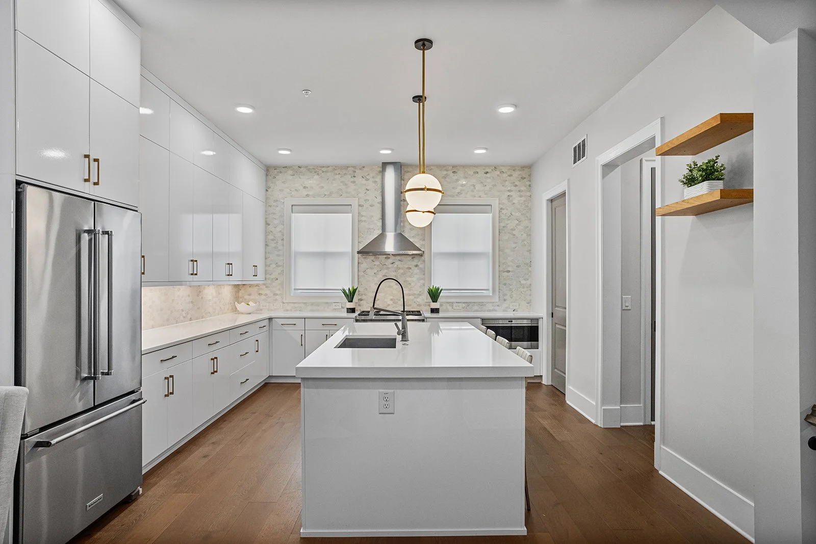 574BoulevardPlNE#12-2060-WEB-007.jpg