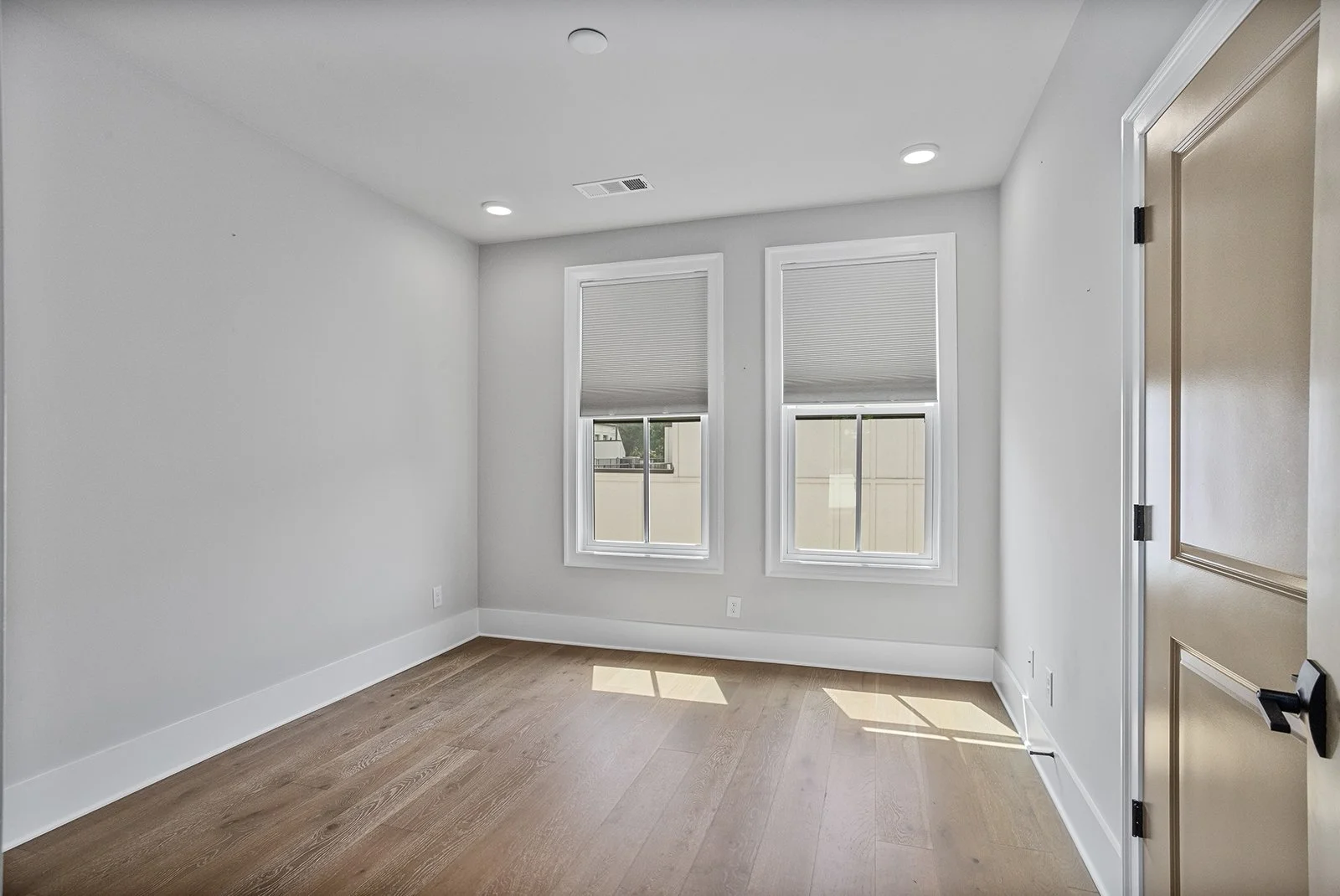 574BoulevardPlNE#12-2060-WEB-037.jpg