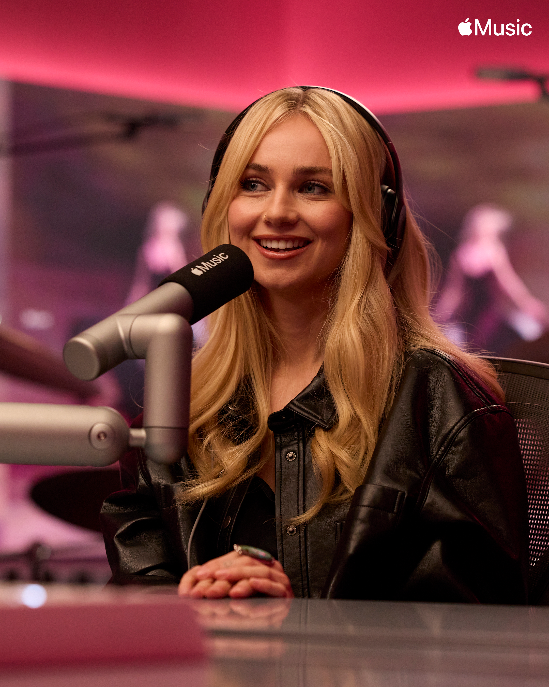 AppleMusic_Radio_Claire_Rosinkranz_Bugged_20.png