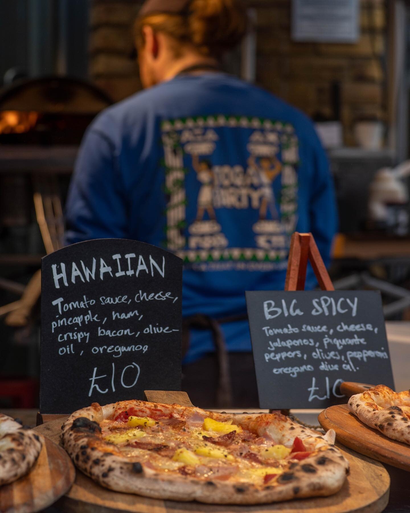 Slinging dough, making bases with the happiest of faces. The @apprenticeuk are in town today @greenwichmarket. We&rsquo;ll even be their neighbours. Let&rsquo;s go 🤙 🎥 

 
#pizza #pizzatime #food #foodporn #london #gozney #pizzaoven #uk #foodiegram