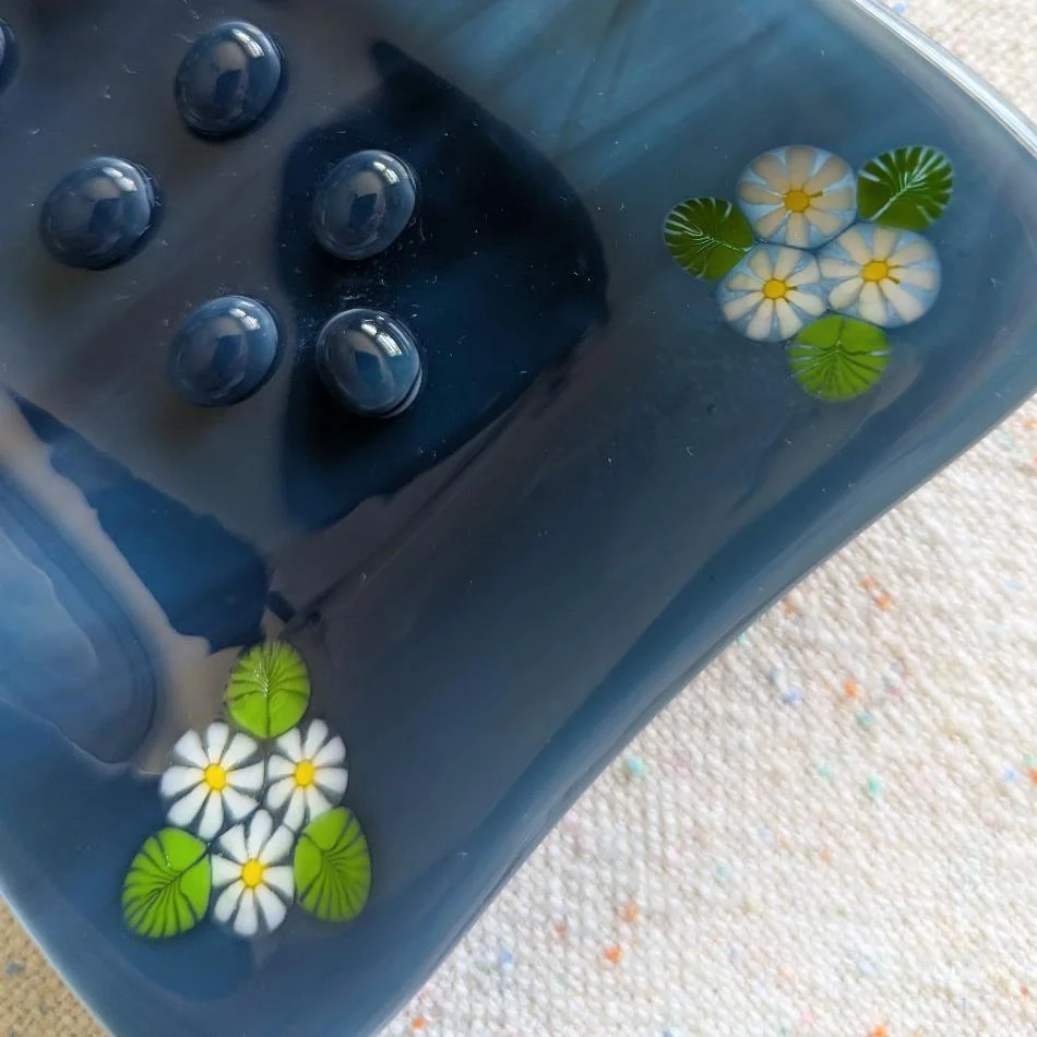 WhiteBouquetonDarkBlue-01-06.jpg