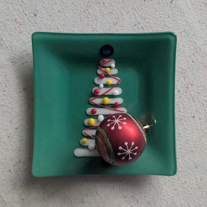 7 x 7 Inches Fused Glass Plate – A White Christmas Tree Decorated with Red, Yellow and White Ornaments on a Green Background