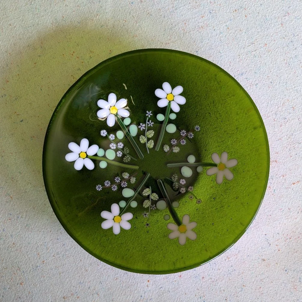 6WhiteFlowersonTGreen-01-01.jpg