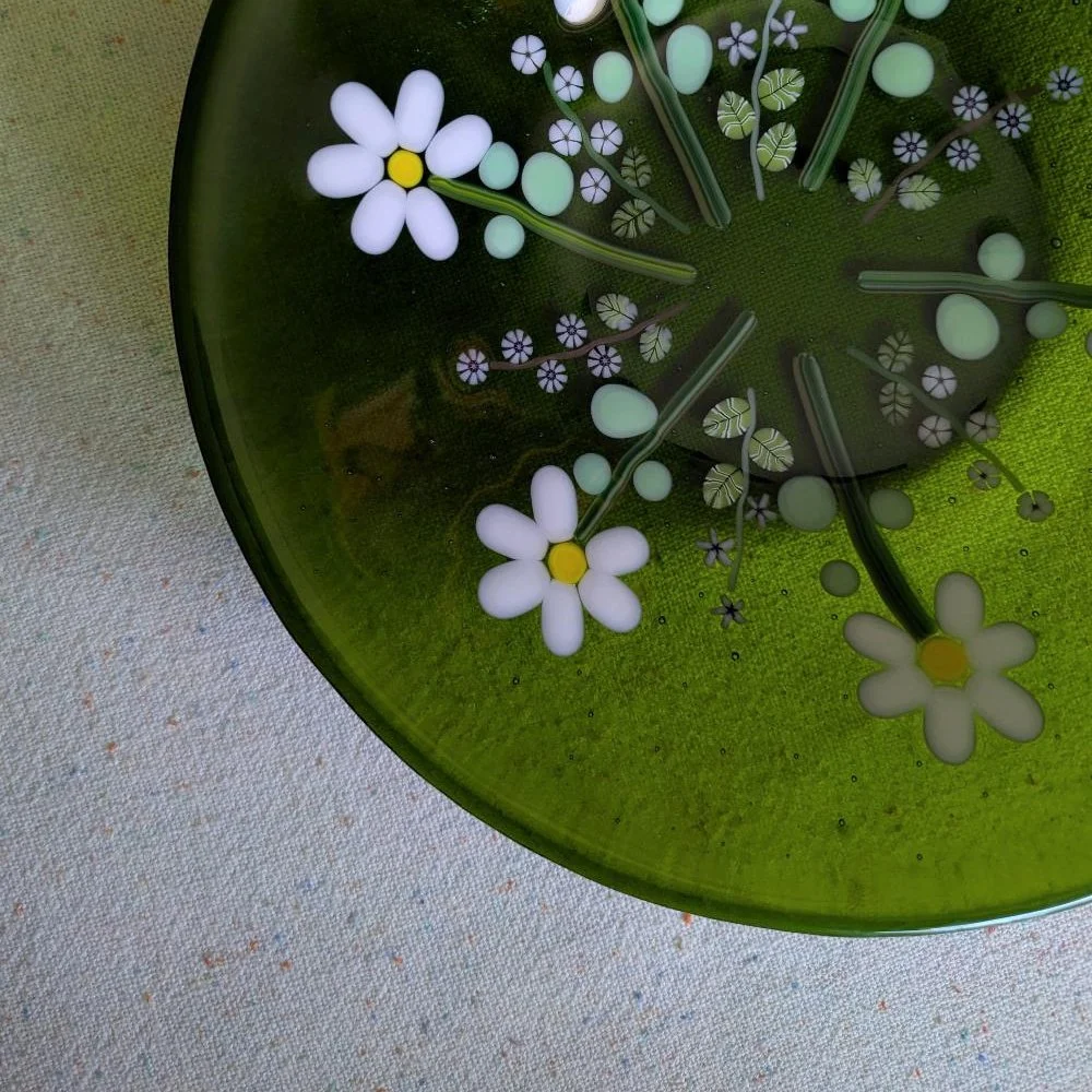 6WhiteFlowersonTGreen-01-02.jpg