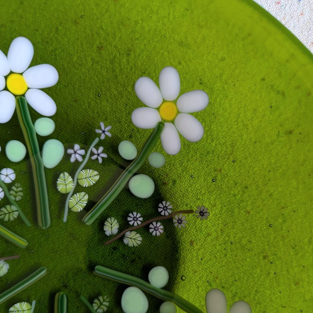 6WhiteFlowersonTGreen-01-06.jpg