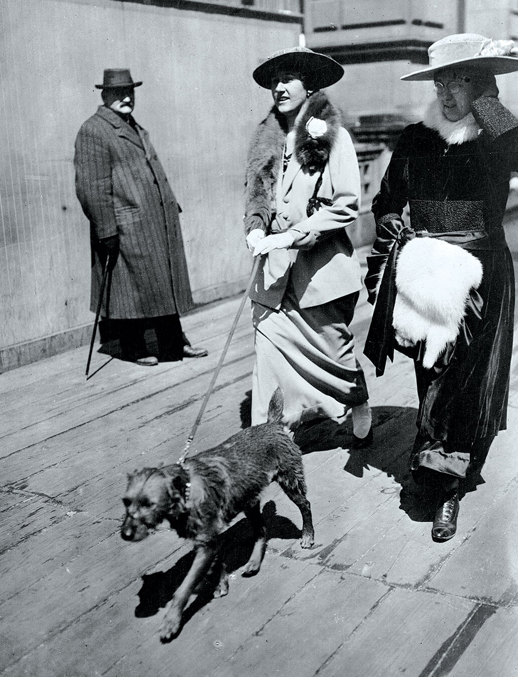 Chanel cardigan suit 1926. Her three-piece cardigan suit consists