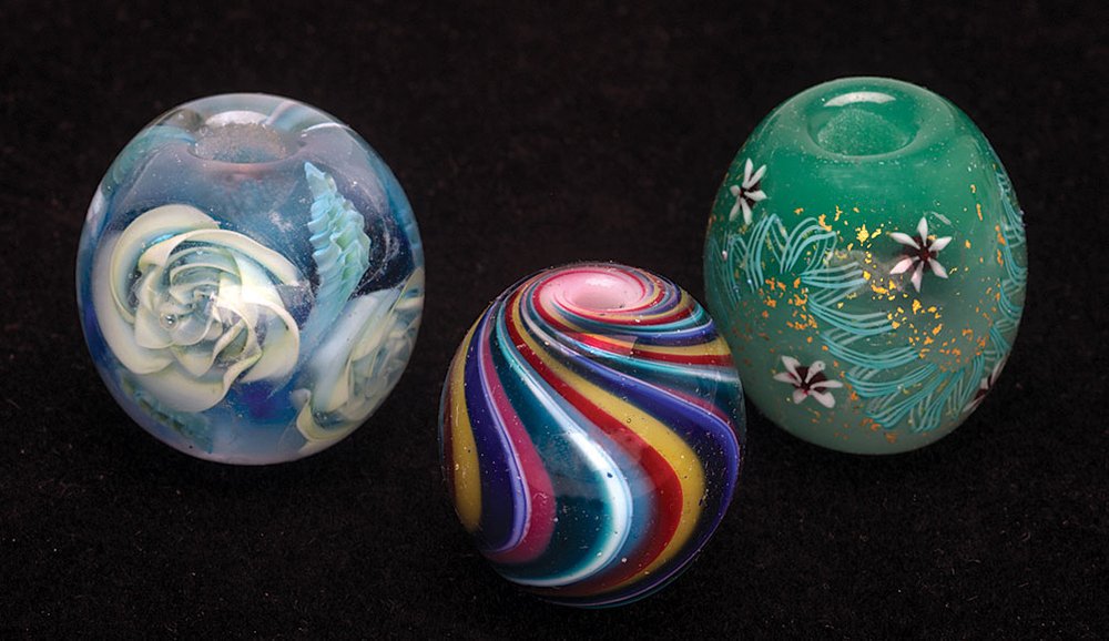  GLASS BEADS MADE BY CONTEMPORARY JAPANESE GLASS ARTISTS, who are among the most skilled in techniques, with unique aesthetics.  Left : Uchida Toshiki &amp; Yuichi Akagi, 2.0-2.2 centimeter diameters, gifted 1997, 2002.  Photographs by Robert K. Liu/