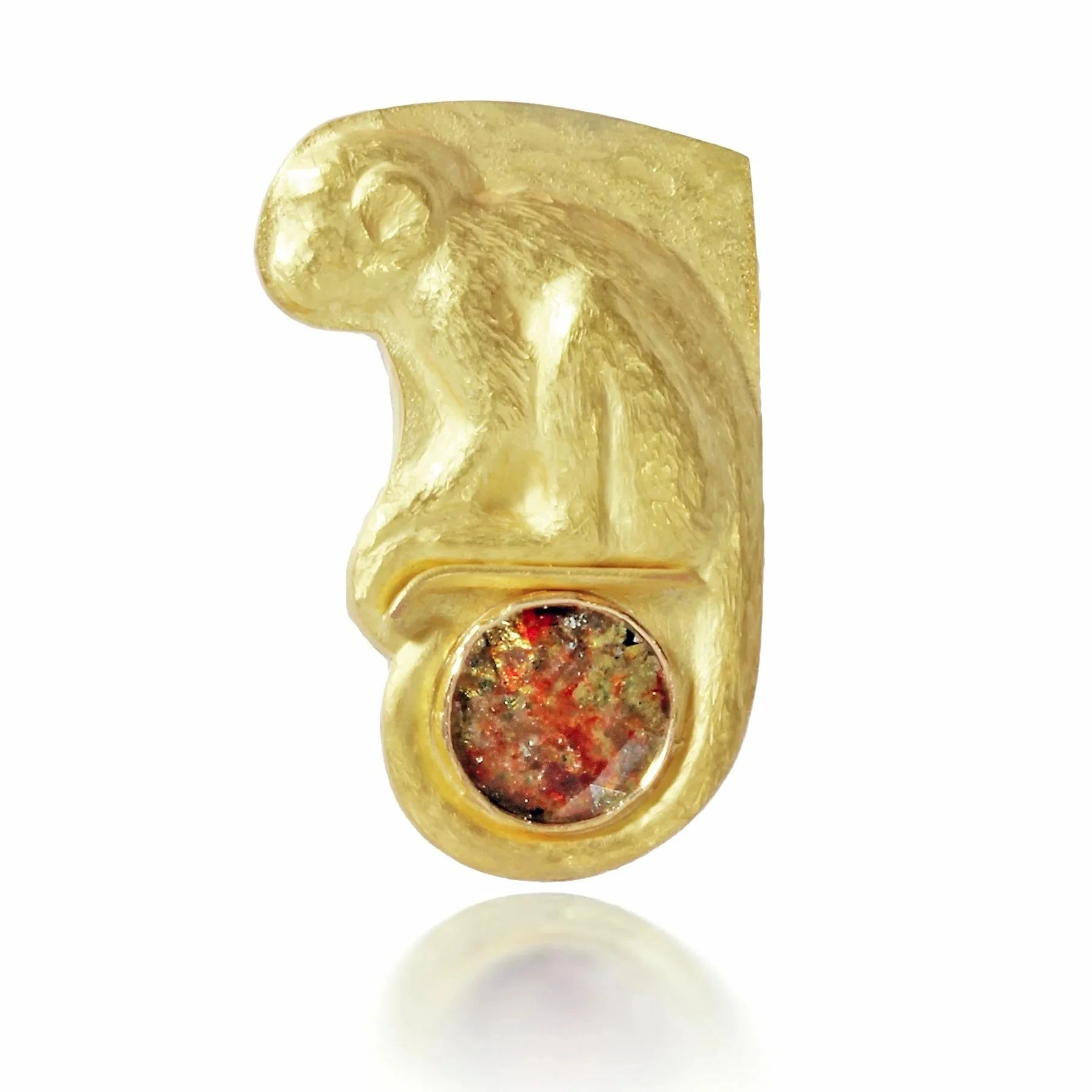 ENDANGERED BLACK-CROWNED SQUIRREL MONKEY (brooch/pendant) of fourteen karat gold and diamond slice, 3.8 x 2.7 centimeters, 2018. 