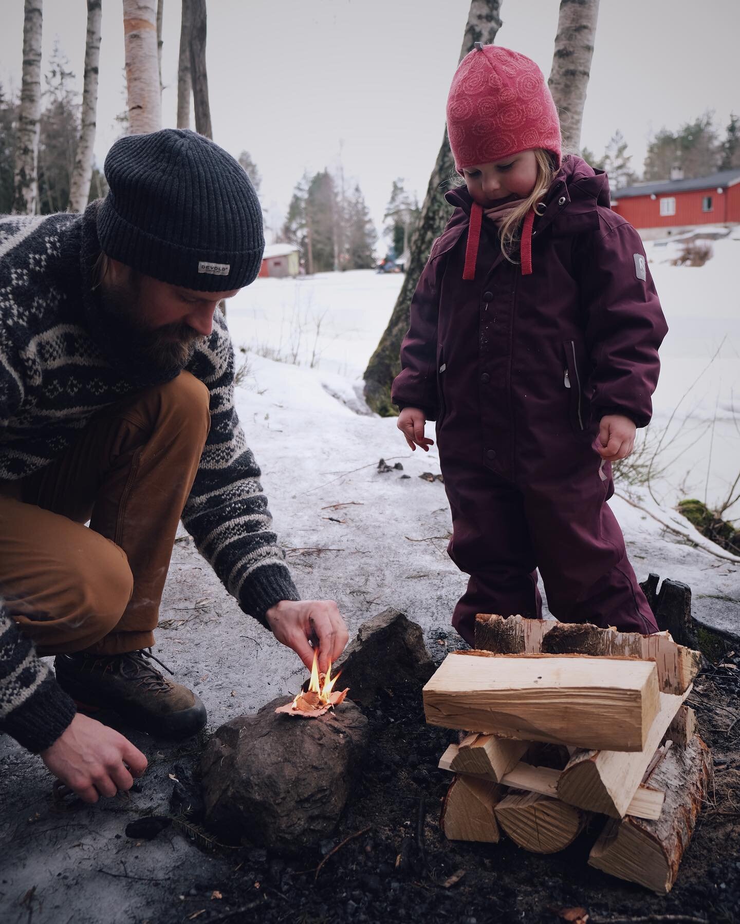 En skal tidlig kr&oslash;kes som god bålnisse skal bli Photo: @hannem 

⤫
⤫
⤫
⤫
#wandering #wanderoften #liveterbestute #utno #norge #hikinglifestyle #travellingtree #trekkinglifestyle #trekkingtime #dundasexplorer #dundasexplorerclub #dundasfootwea