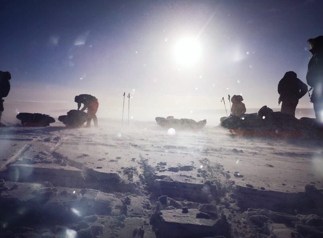 Vidde så langt &oslash;yet kan se, bitende kulde, sol i horisonten, myriader av stjerner og hvis du er heldig, dansende nordlys.  Uansett v&aelig;r eller f&oslash;re, - å krysse Finnmarksvidda er kjent for å v&aelig;re en av verdens vakreste skitu