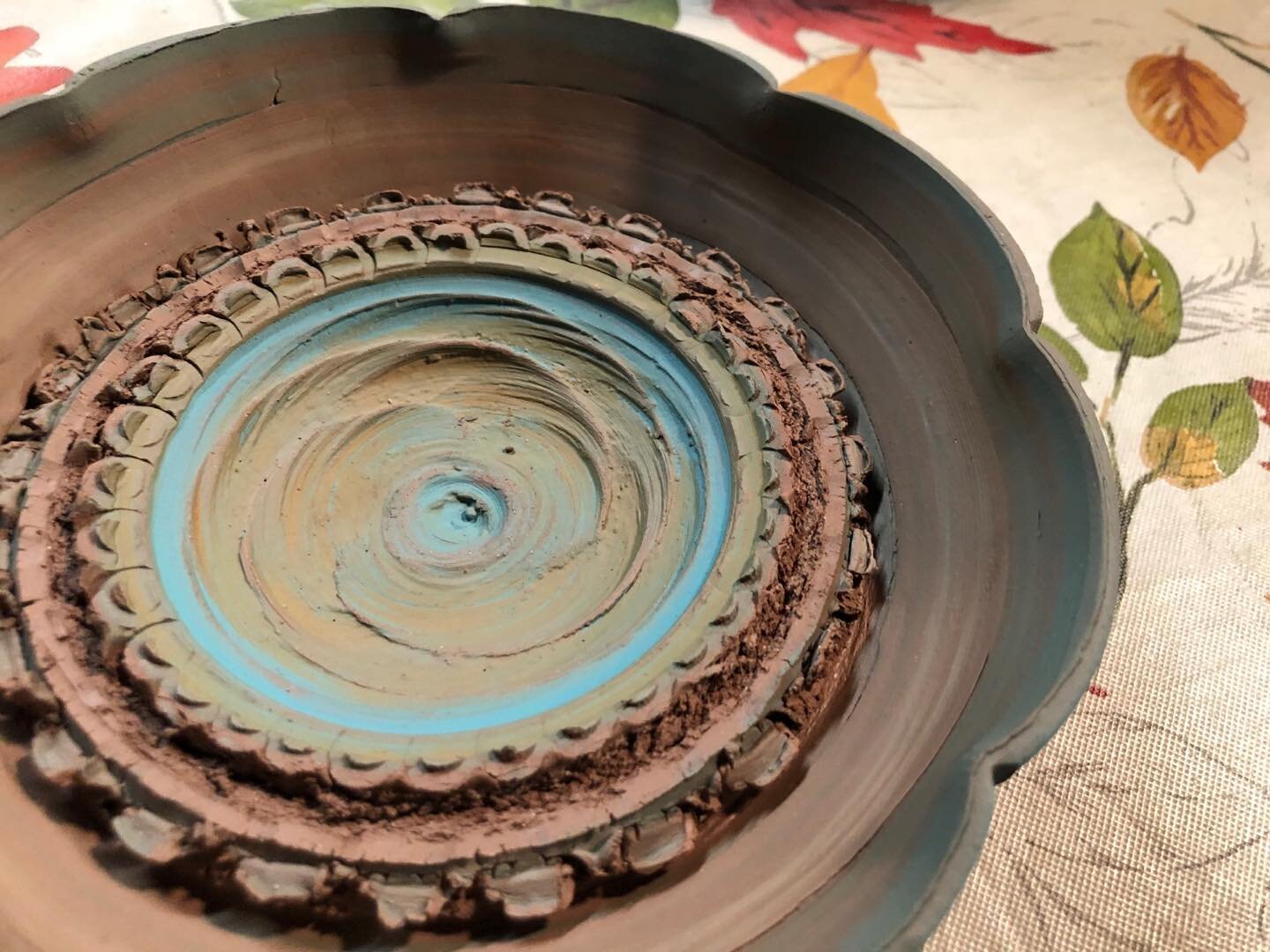 Complicated center shallow bowl