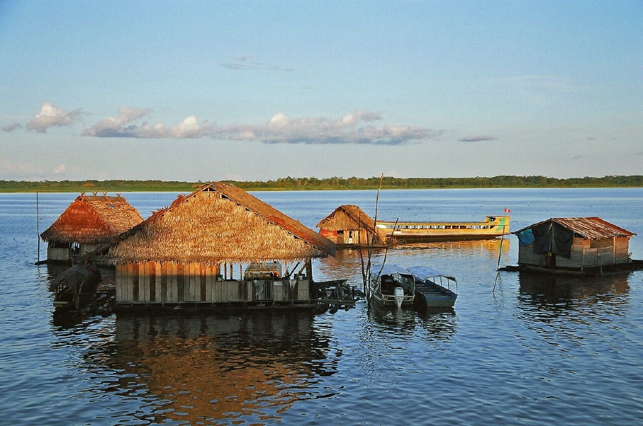 Floating_houses_on_the_Amazon.jpg