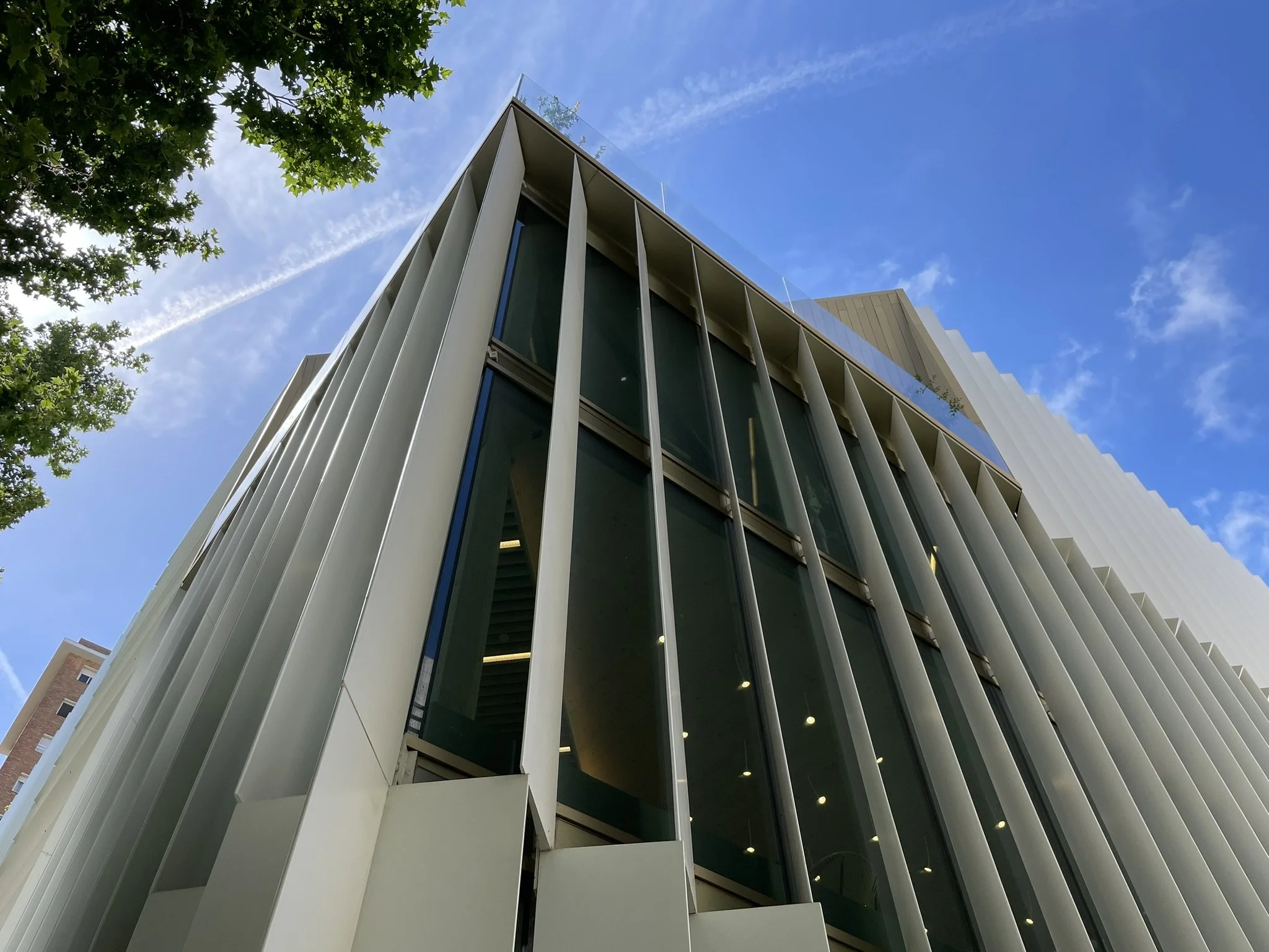 BIBLIOTECA GABRIEL GARCÍA MÁRQUEZ: UN HITO ARQUITECTÓNICO EN BARCELONA