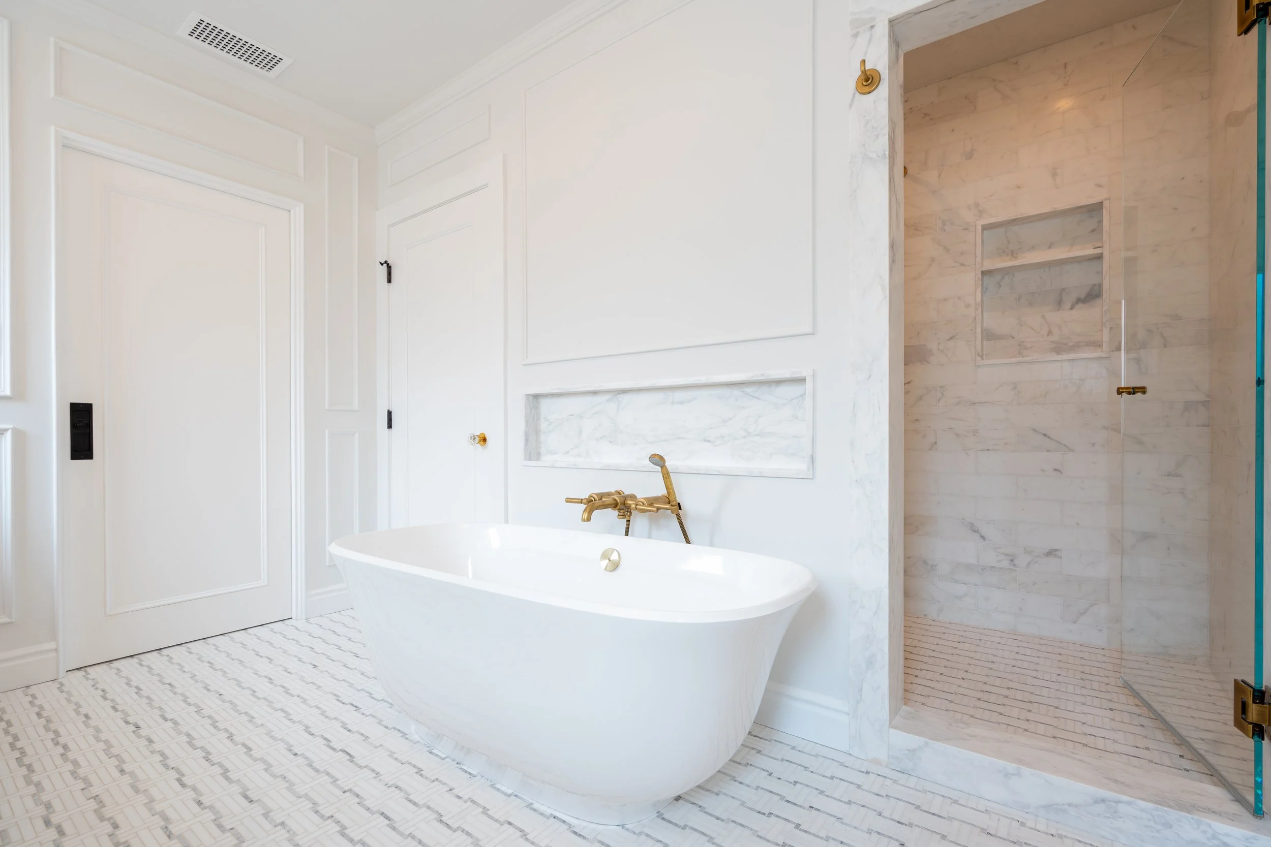 Lorraine_CLM_MasterBathroom_Wide_008_LightsOn.jpg